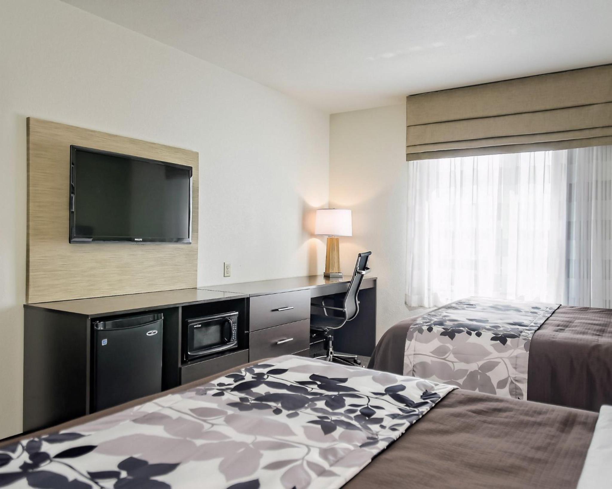 Queen Room with Two Queen Beds - Non-Smoking photo 2