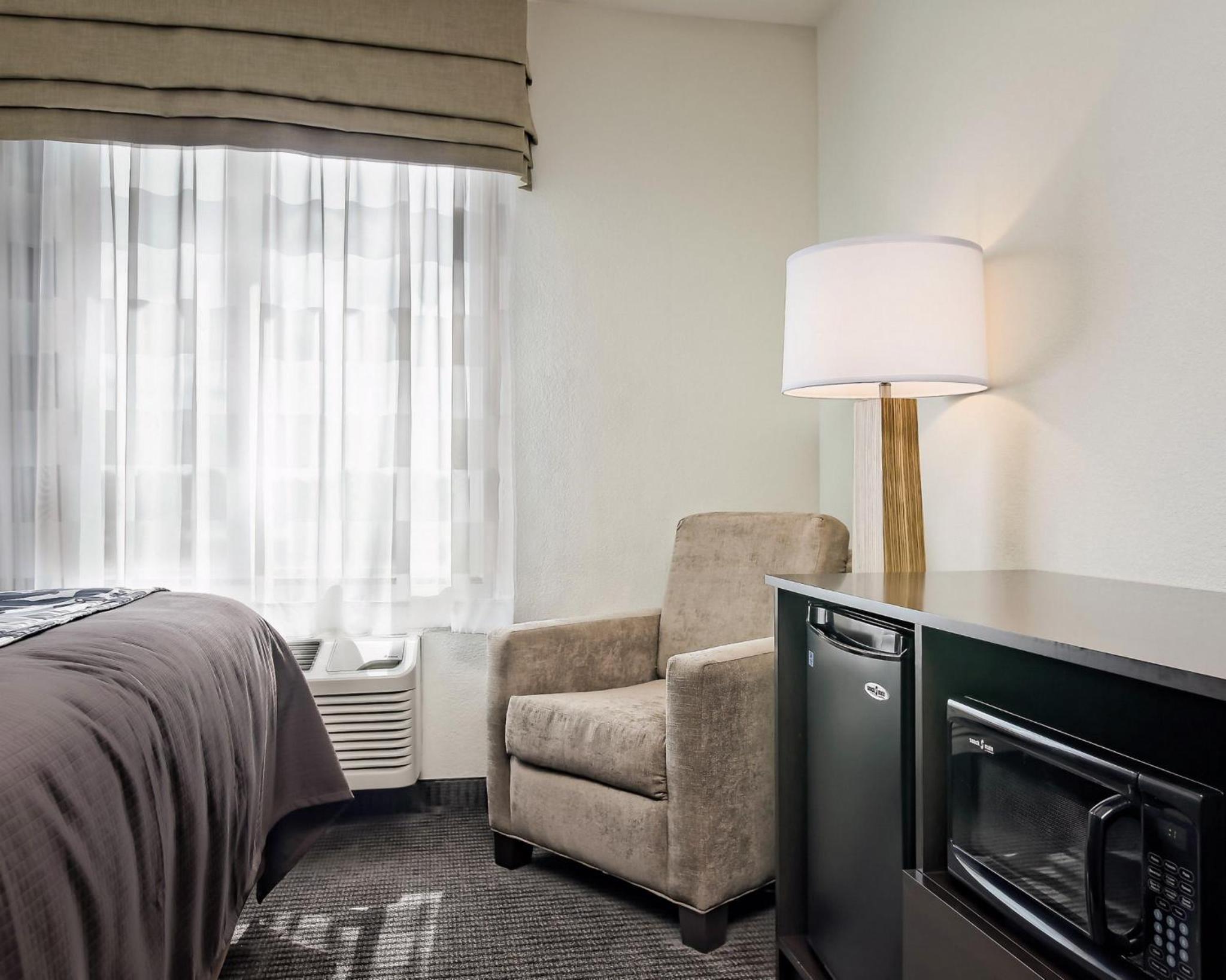 Queen Room with Two Queen Beds - Non-Smoking photo 1