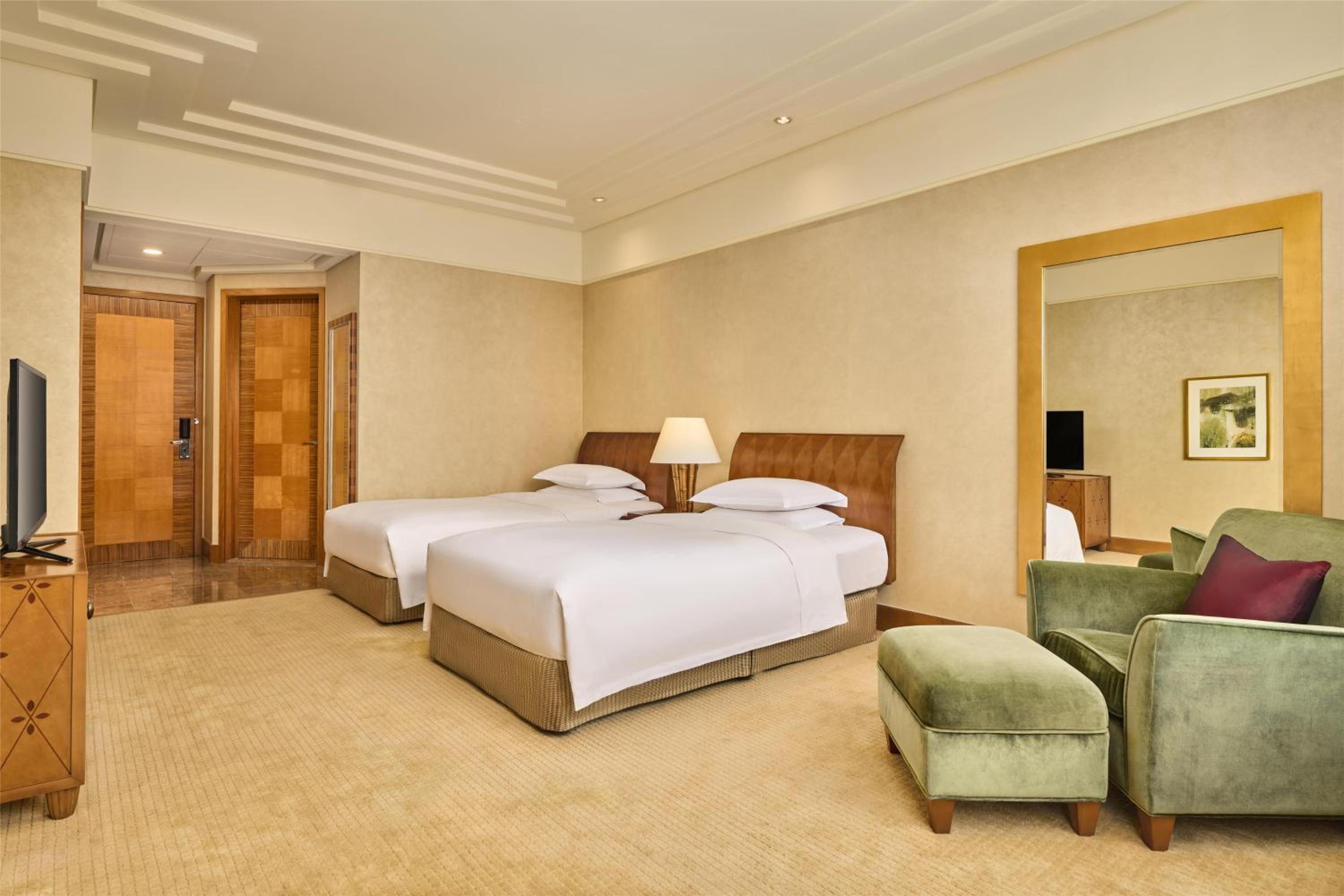 Deluxe Twin Room with City View - Photo 2