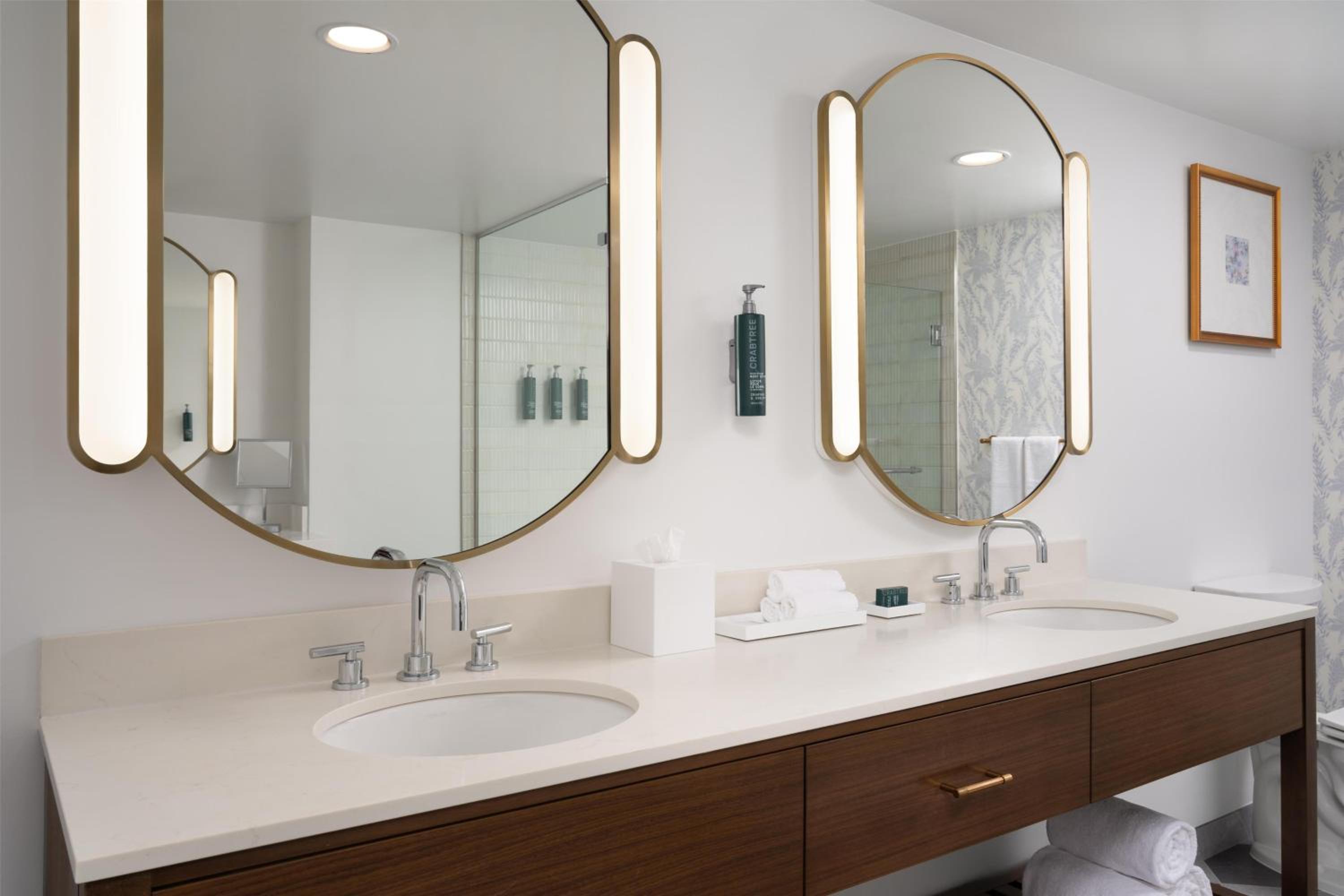 Premium Junior King Suite - Photo 4