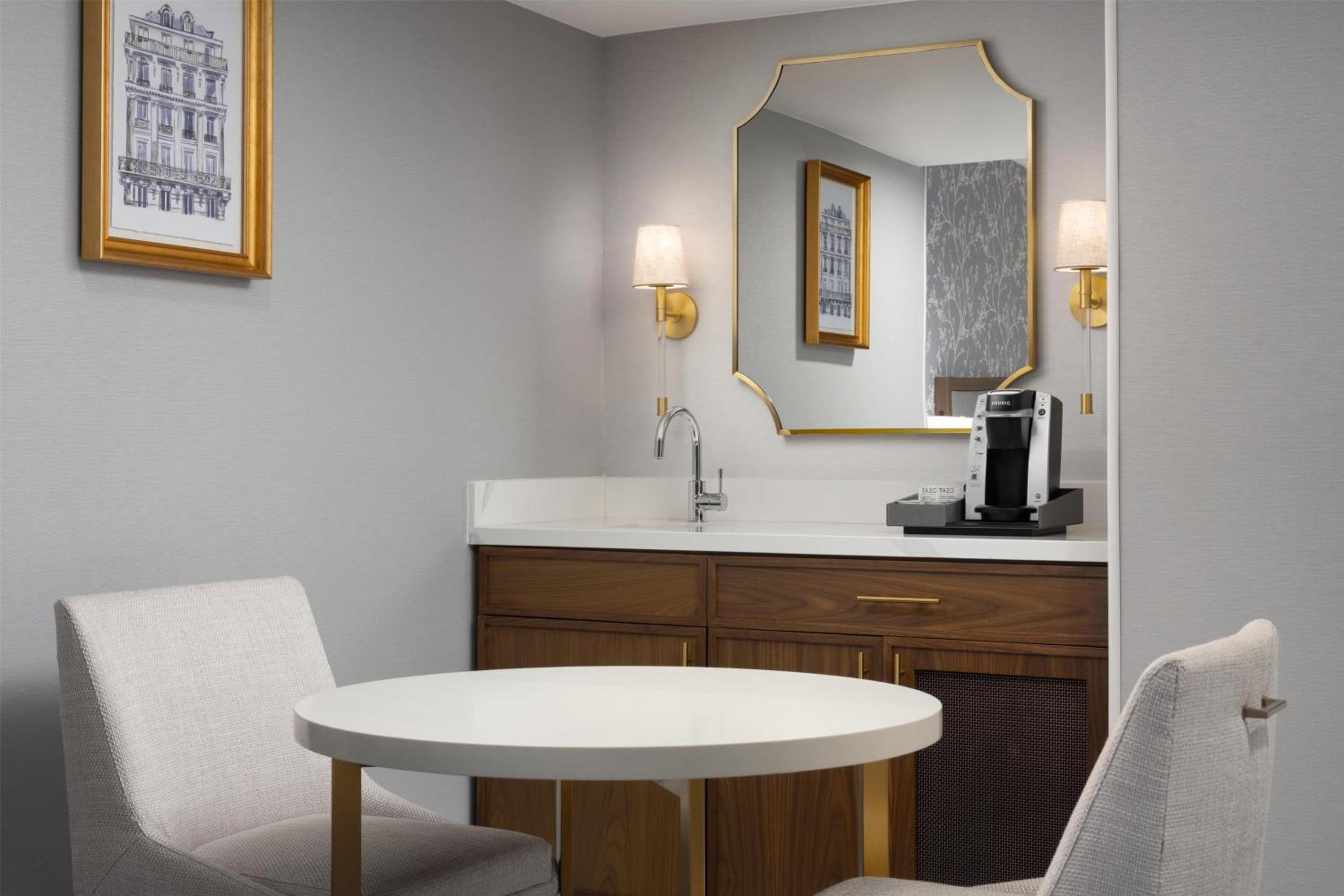 Premium Junior King Suite - Photo 5