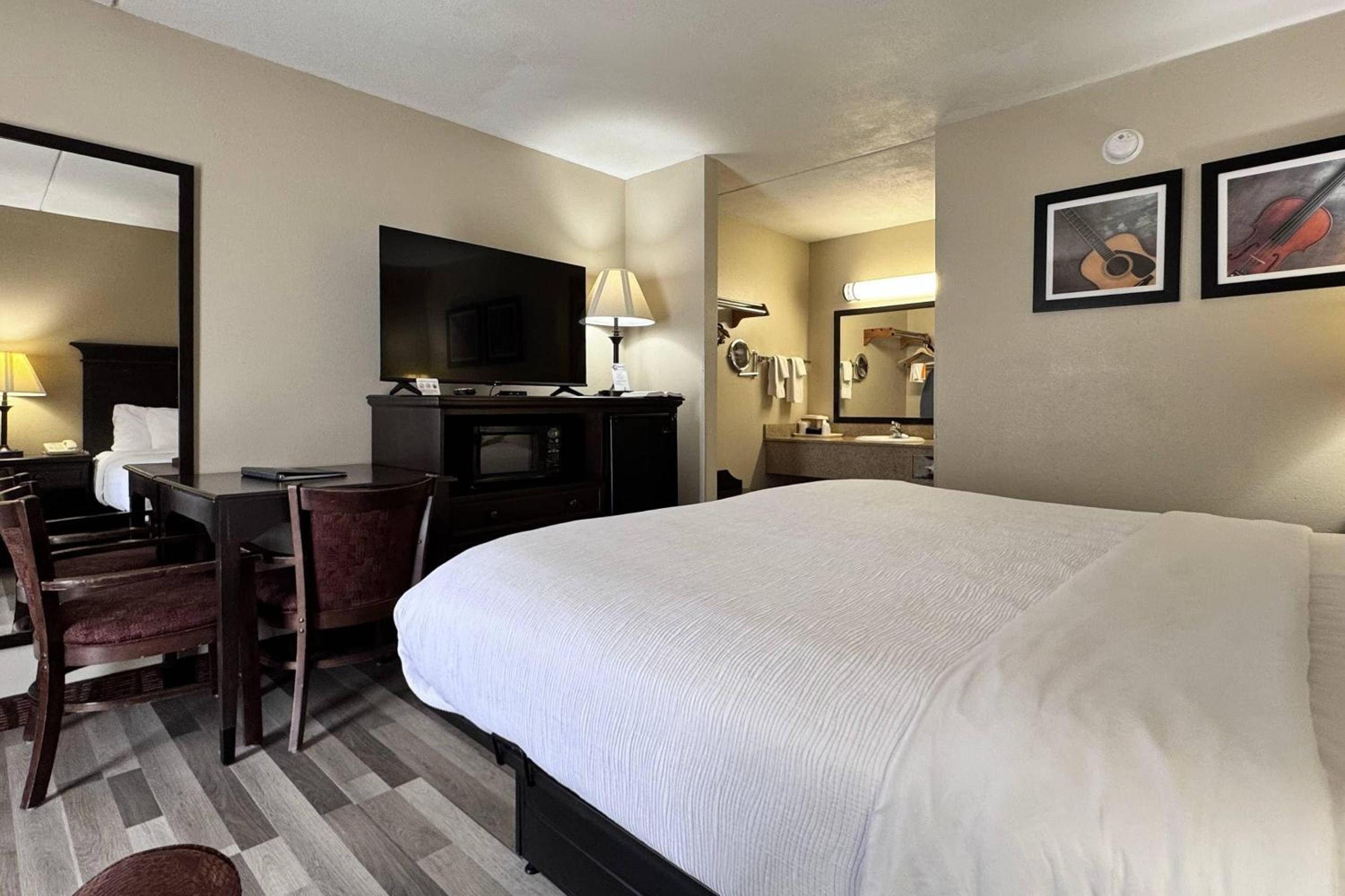 Superior King Suite - Non-Smoking photo 2