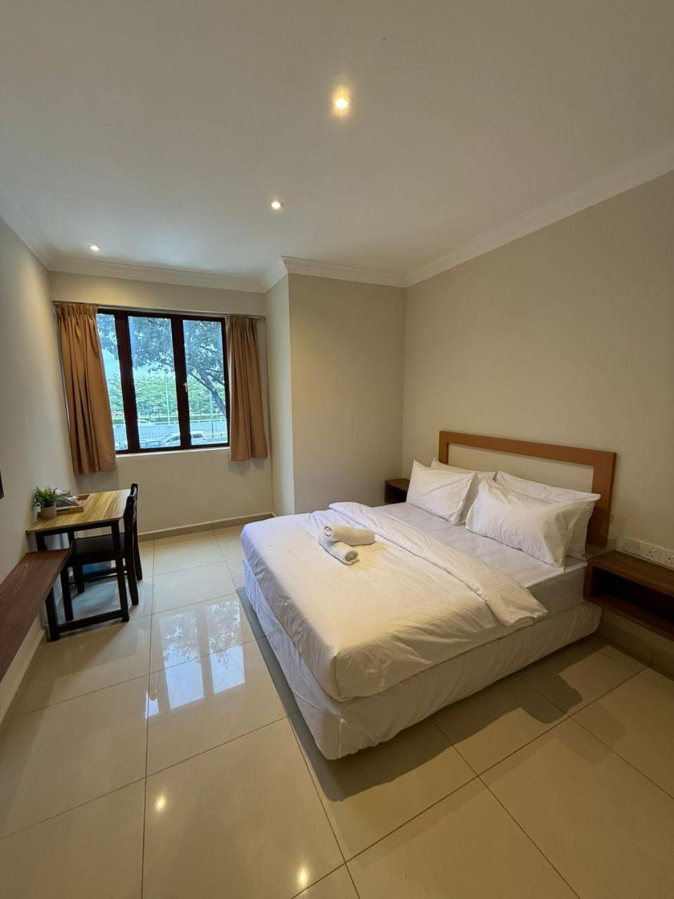 Deluxe Queen Room