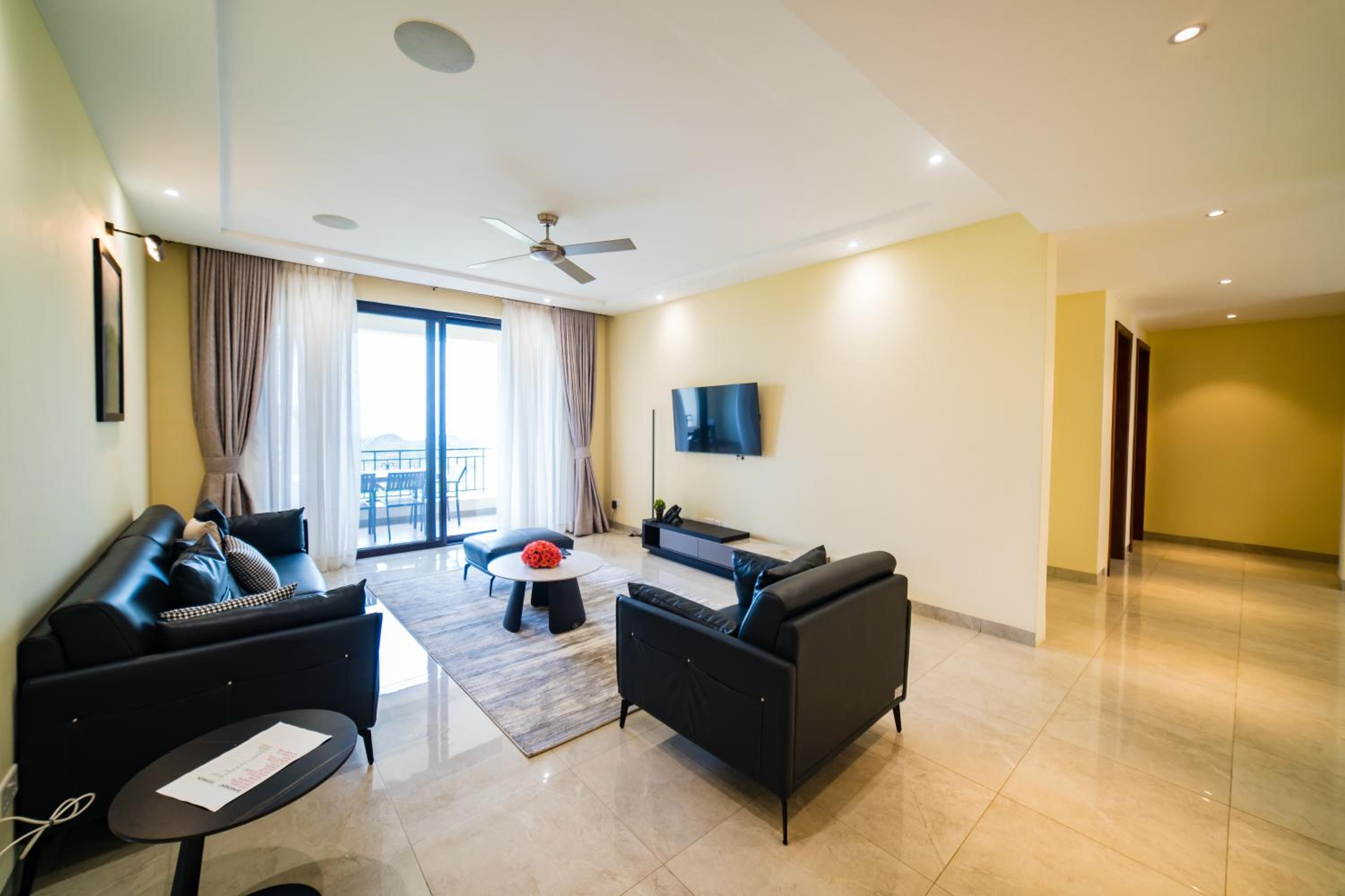 Three-Bedroom Apartment with Marina View photo 2