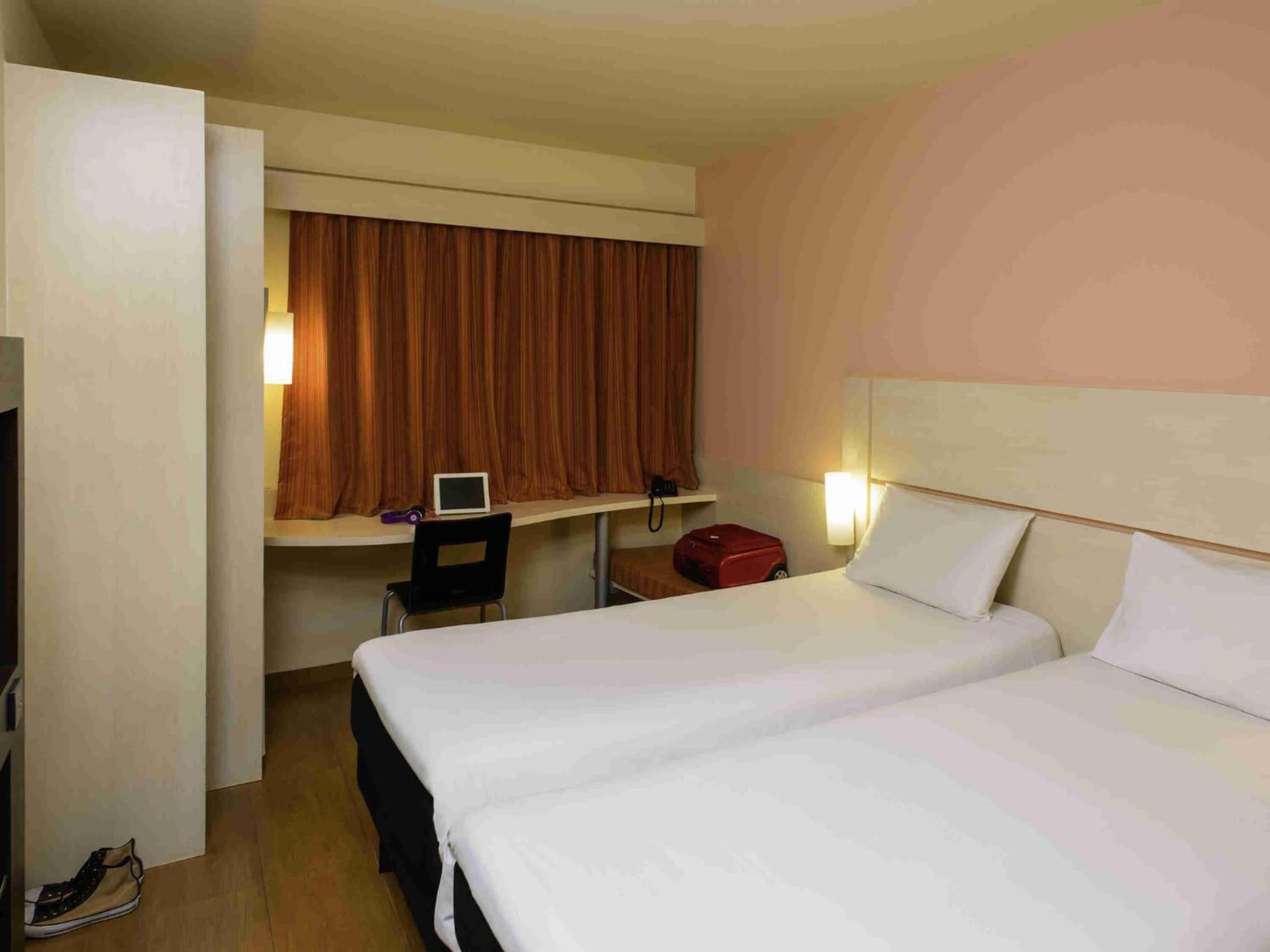 Classic Room with One Double Bed and One Single Bed photo 3