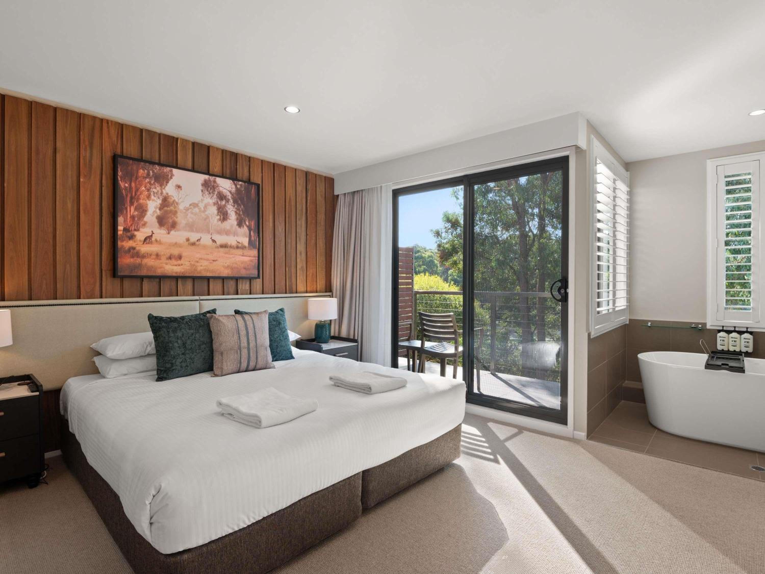 Two-Bedroom Apartment With One Queen And Two Single Beds photo 1