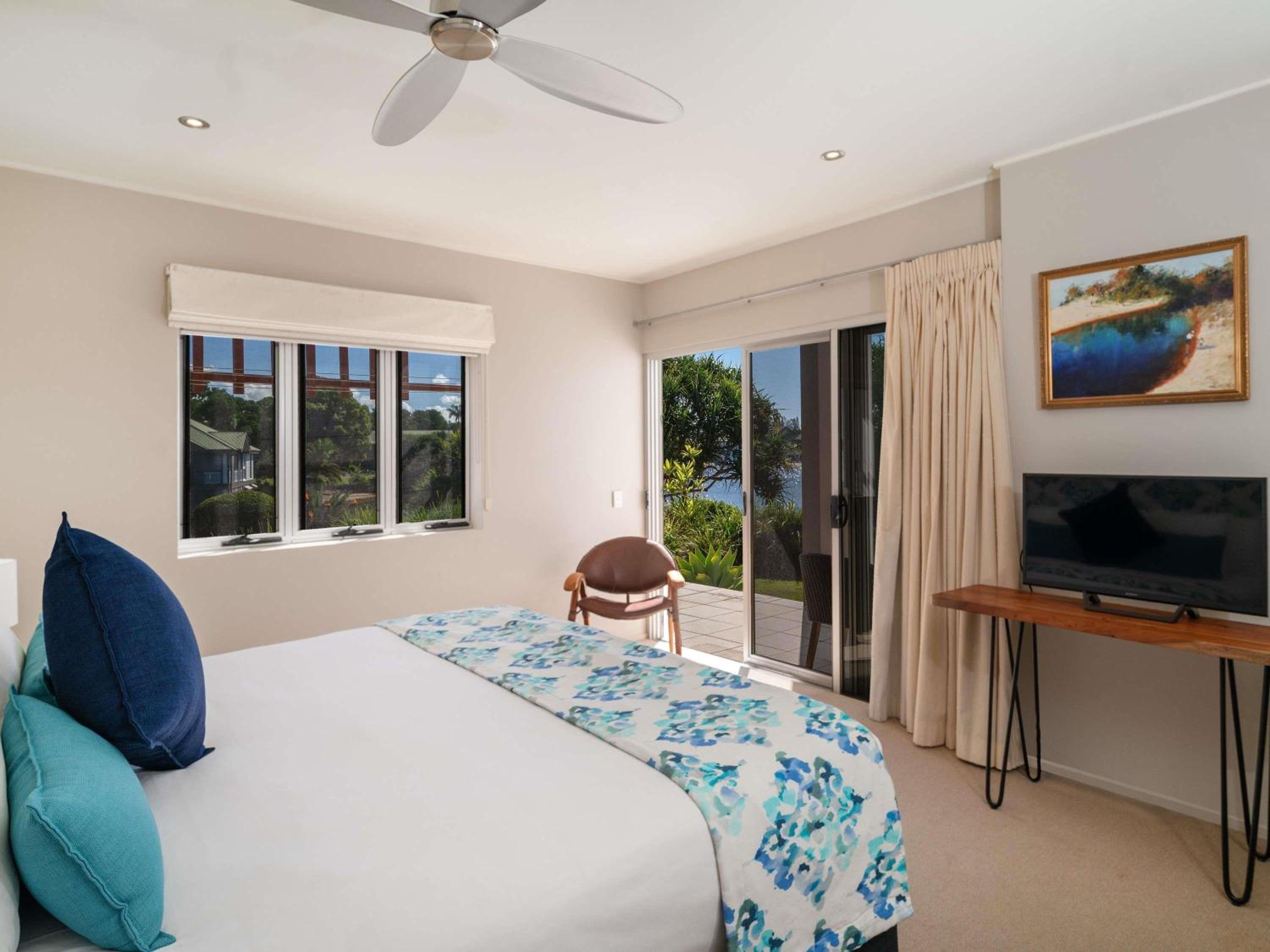 Two-Bedroom Lagoon View Apartment photo 3