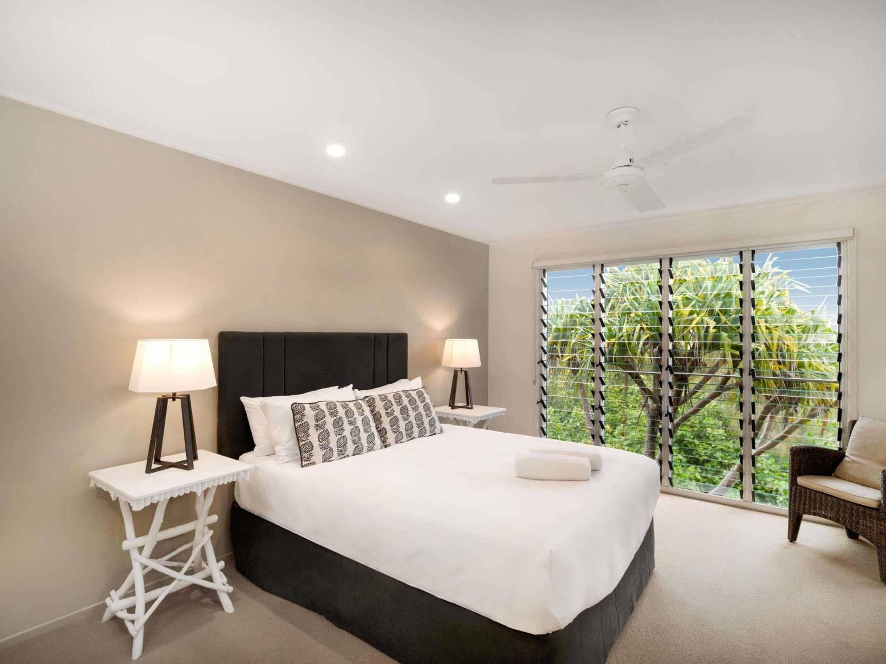 Three-bedroom executive beach house photo 1