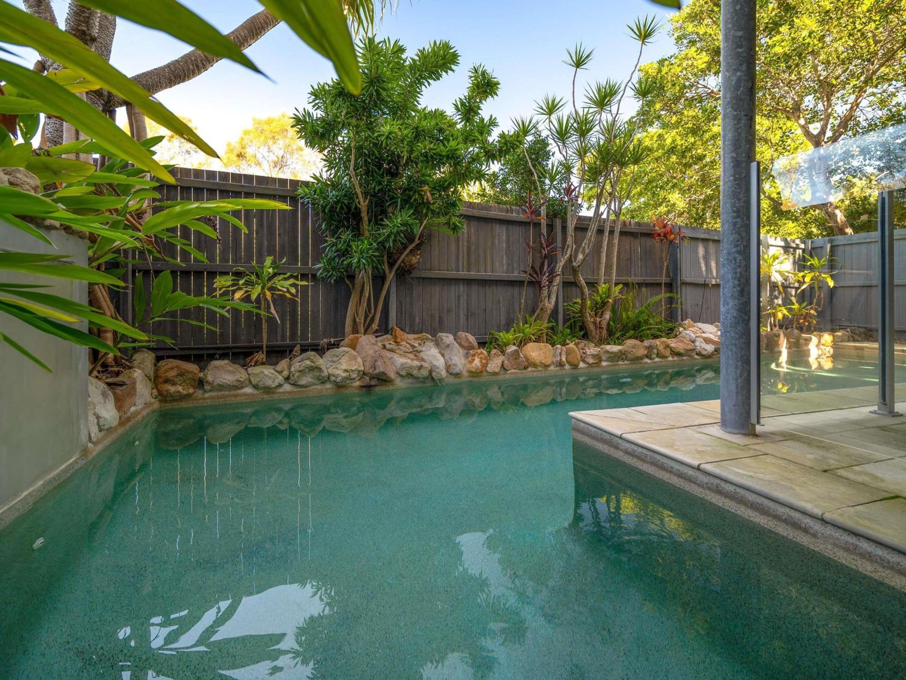 Three-bedroom executive beach house photo 2
