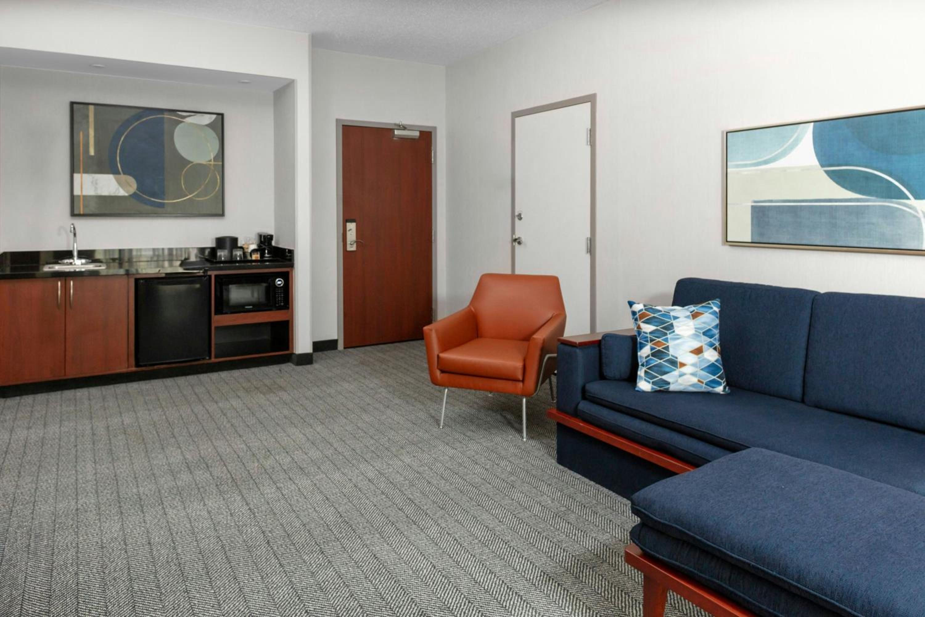 One-Bedroom King Suite with Bathtub and Sofa Bed - Mobility Access/Hearing Accessible - Photo 3