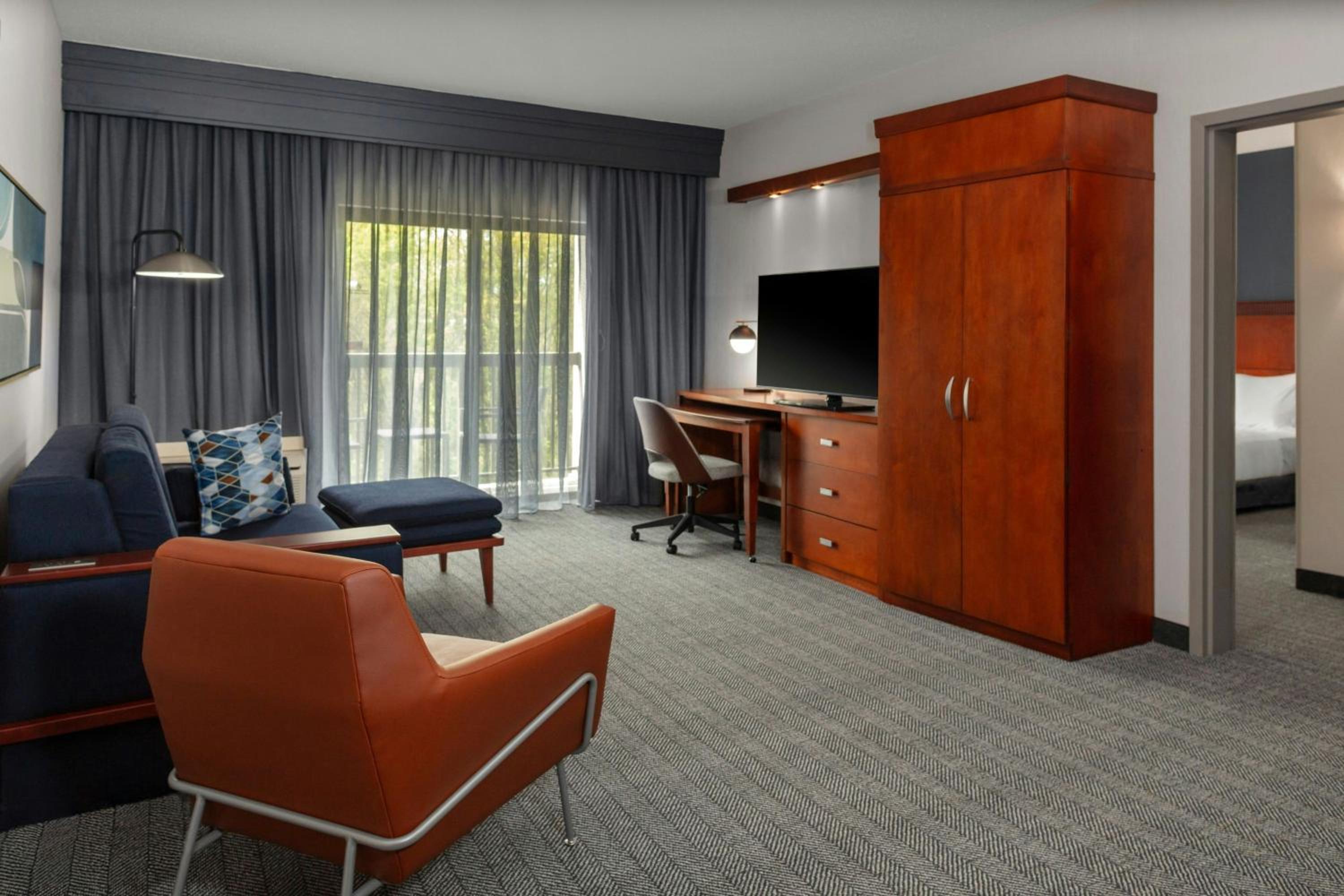 One-Bedroom King Suite with Bathtub and Sofa Bed - Mobility Access/Hearing Accessible - Photo 2