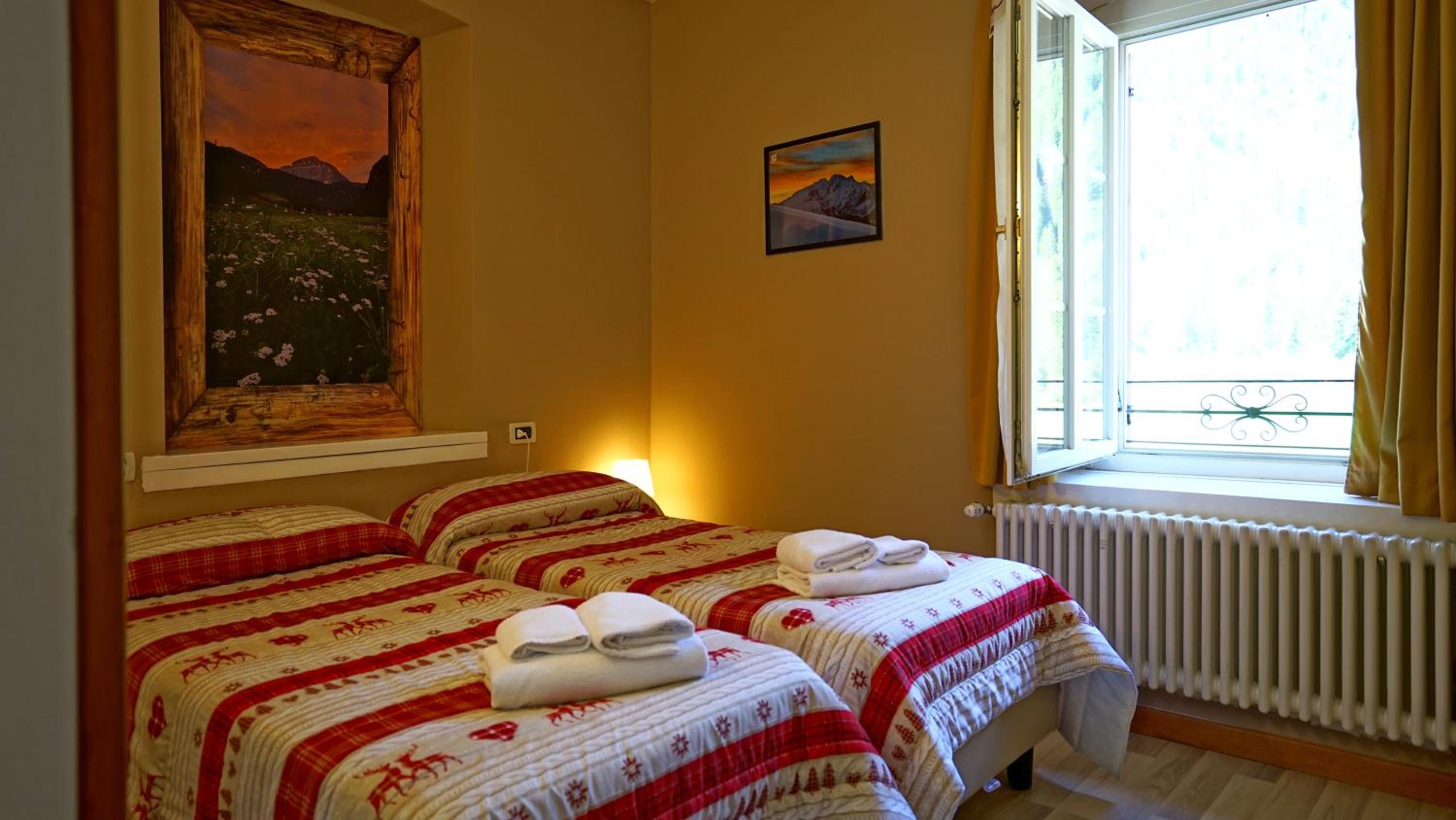 Twin Room with Bathroom photo 2
