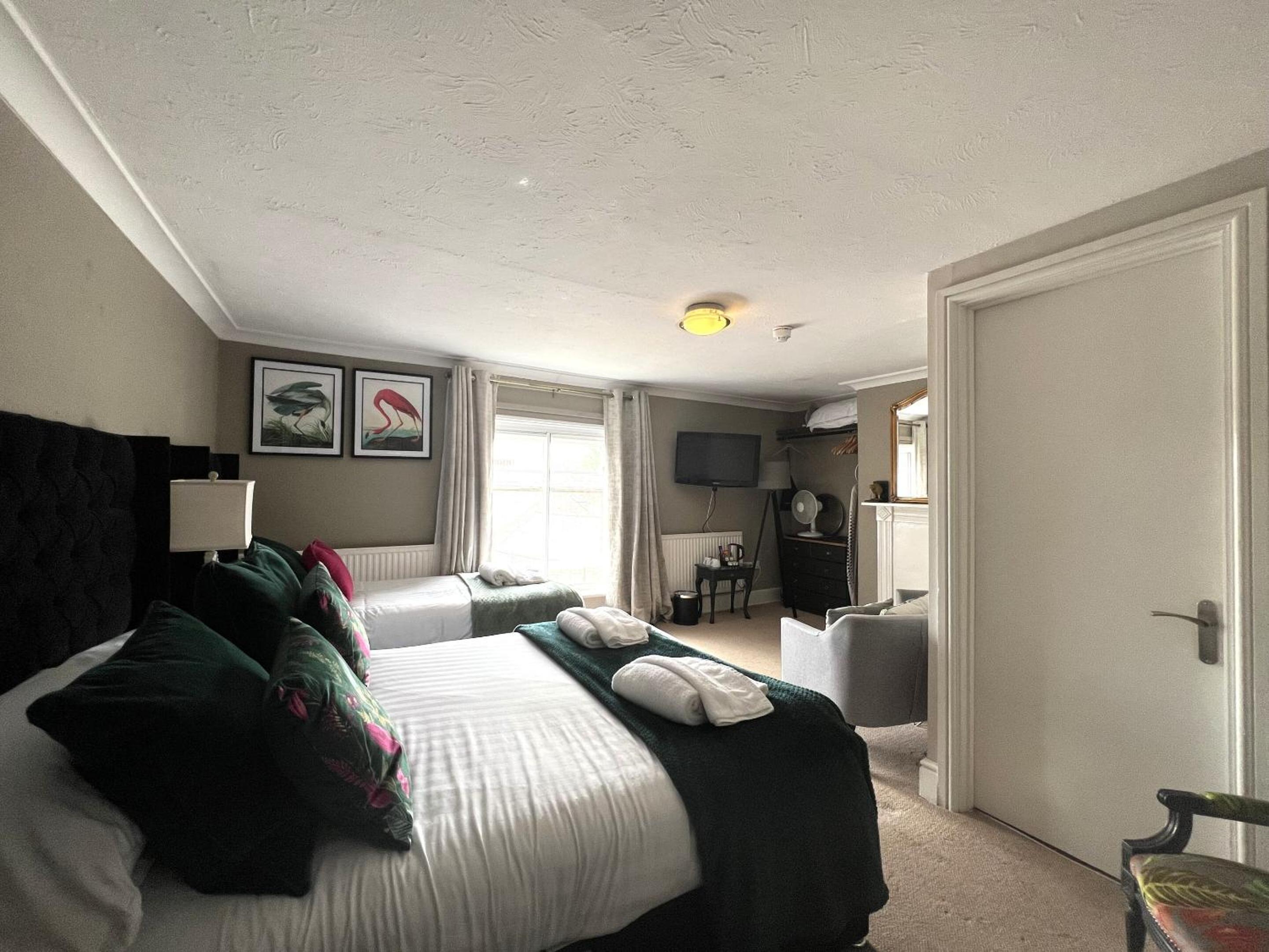 Twin Room - Photo 3