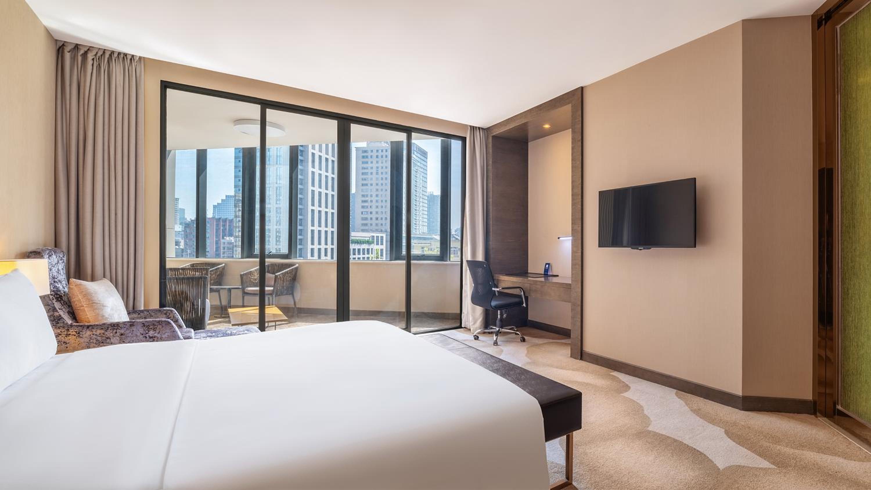 One-Bedroom Suite with Balcony and City VIew - Photo 3
