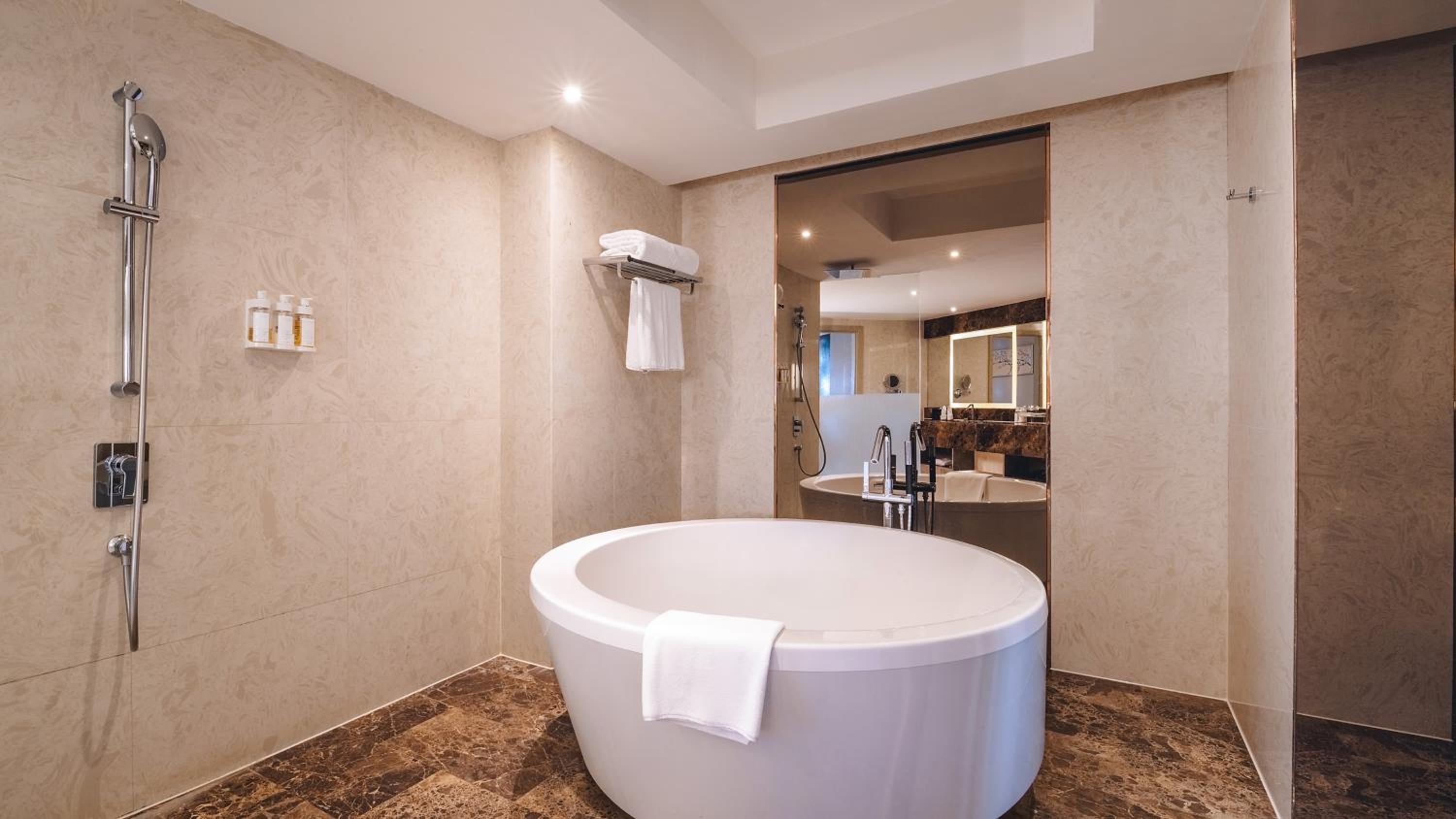 One-Bedroom Suite with Balcony and City VIew - Photo 5