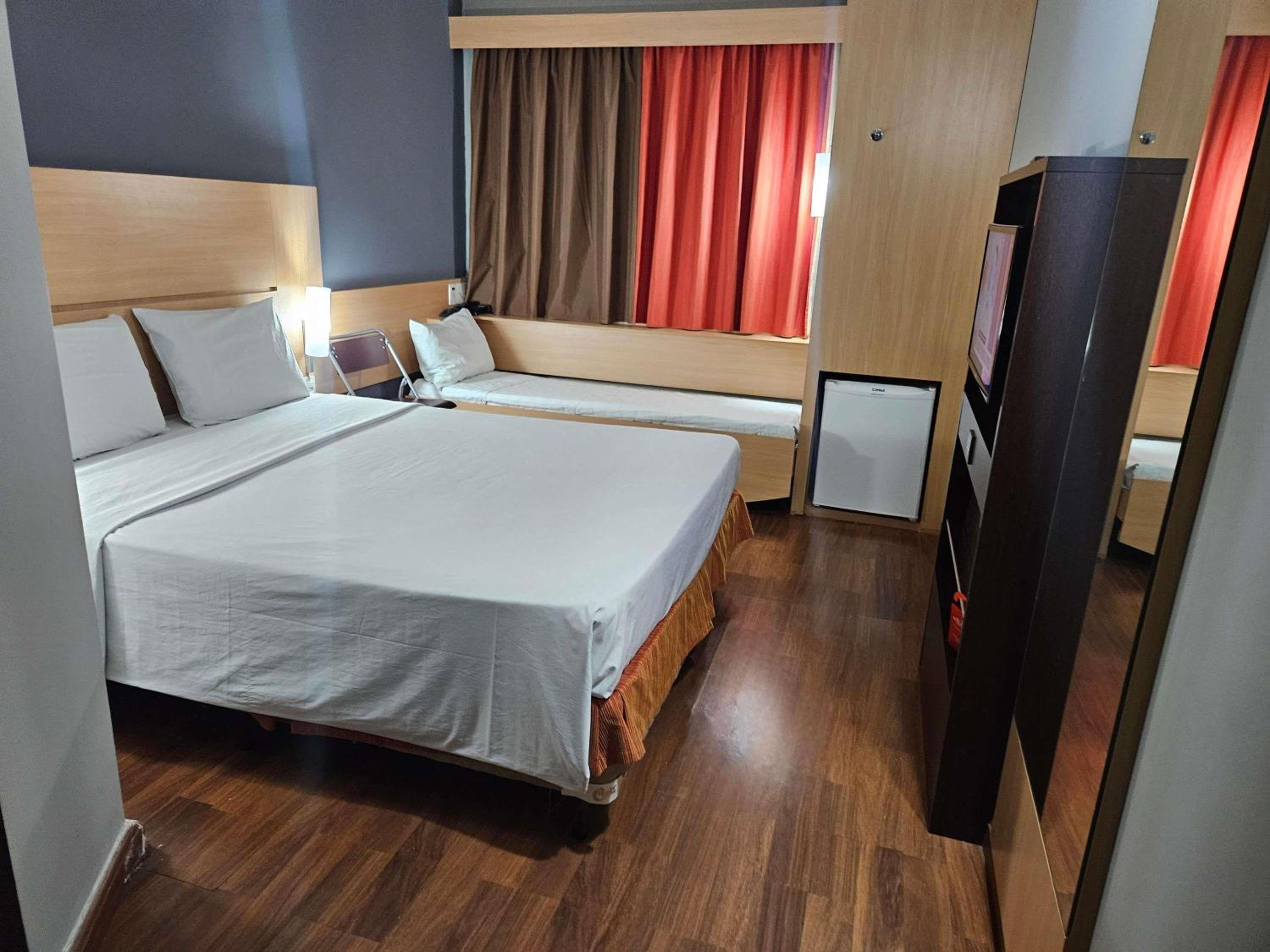 Standard Room with One Double Bed and One Single Bed photo 2