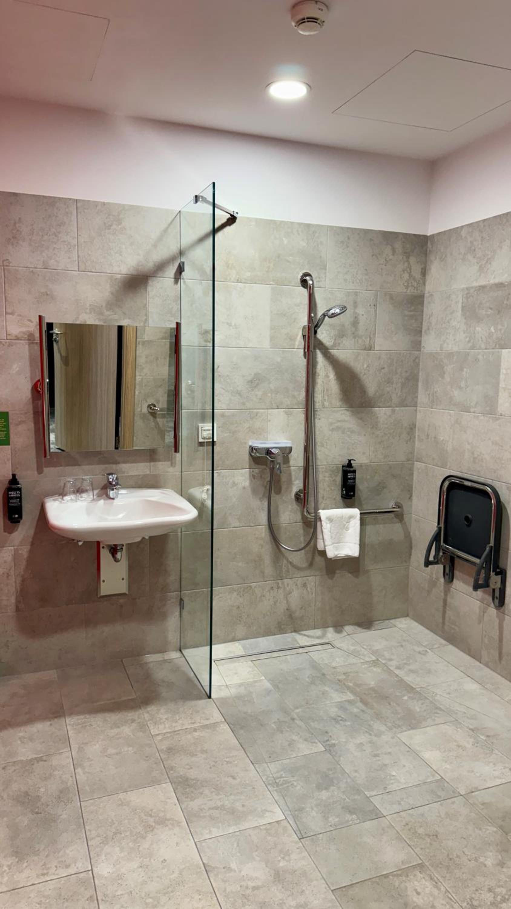 Comfortable reduced mobility Room with a Double Bed and an extra Sofa photo 1