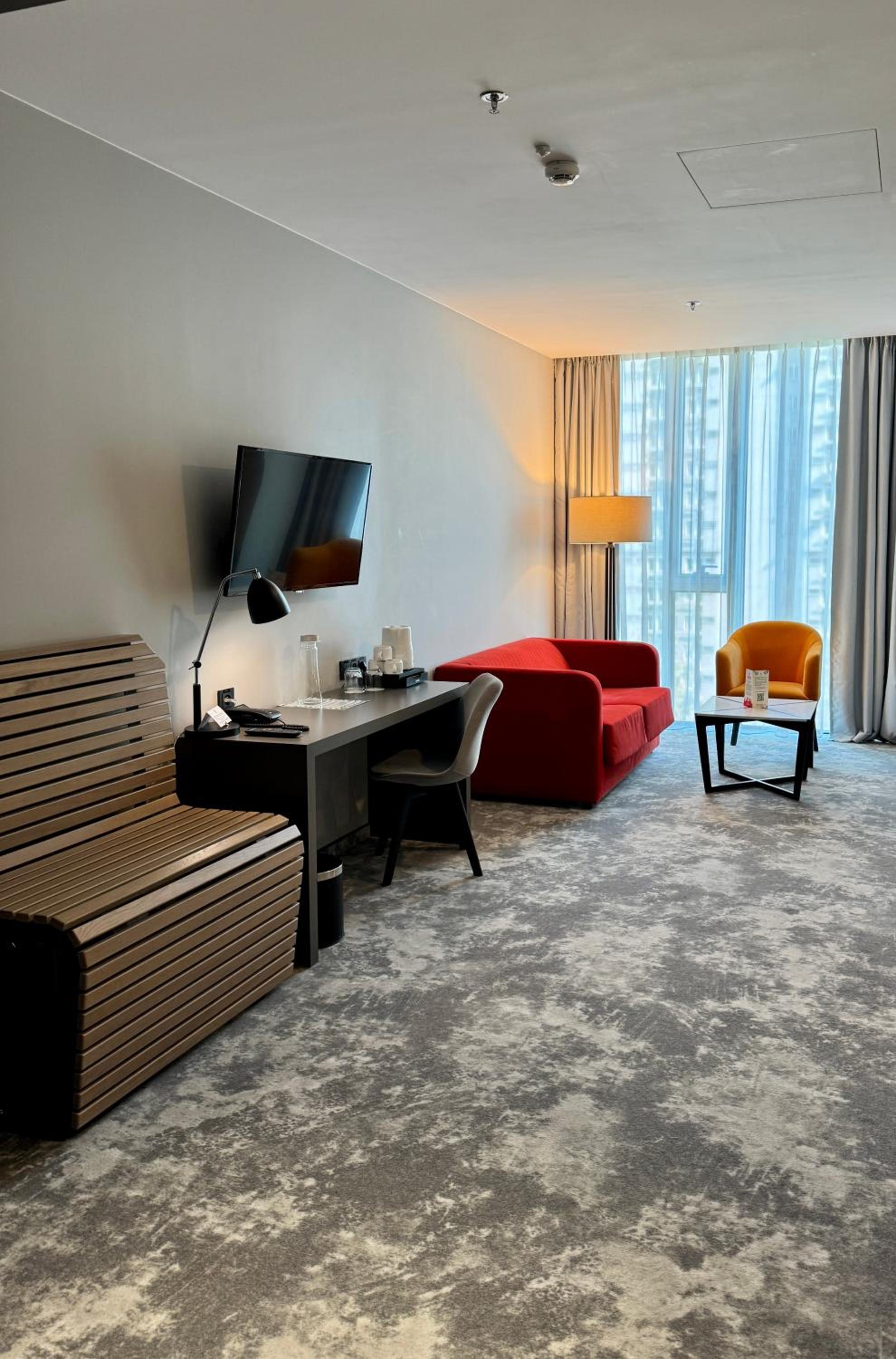 Comfortable reduced mobility Room with a Double Bed and an extra Sofa photo 3