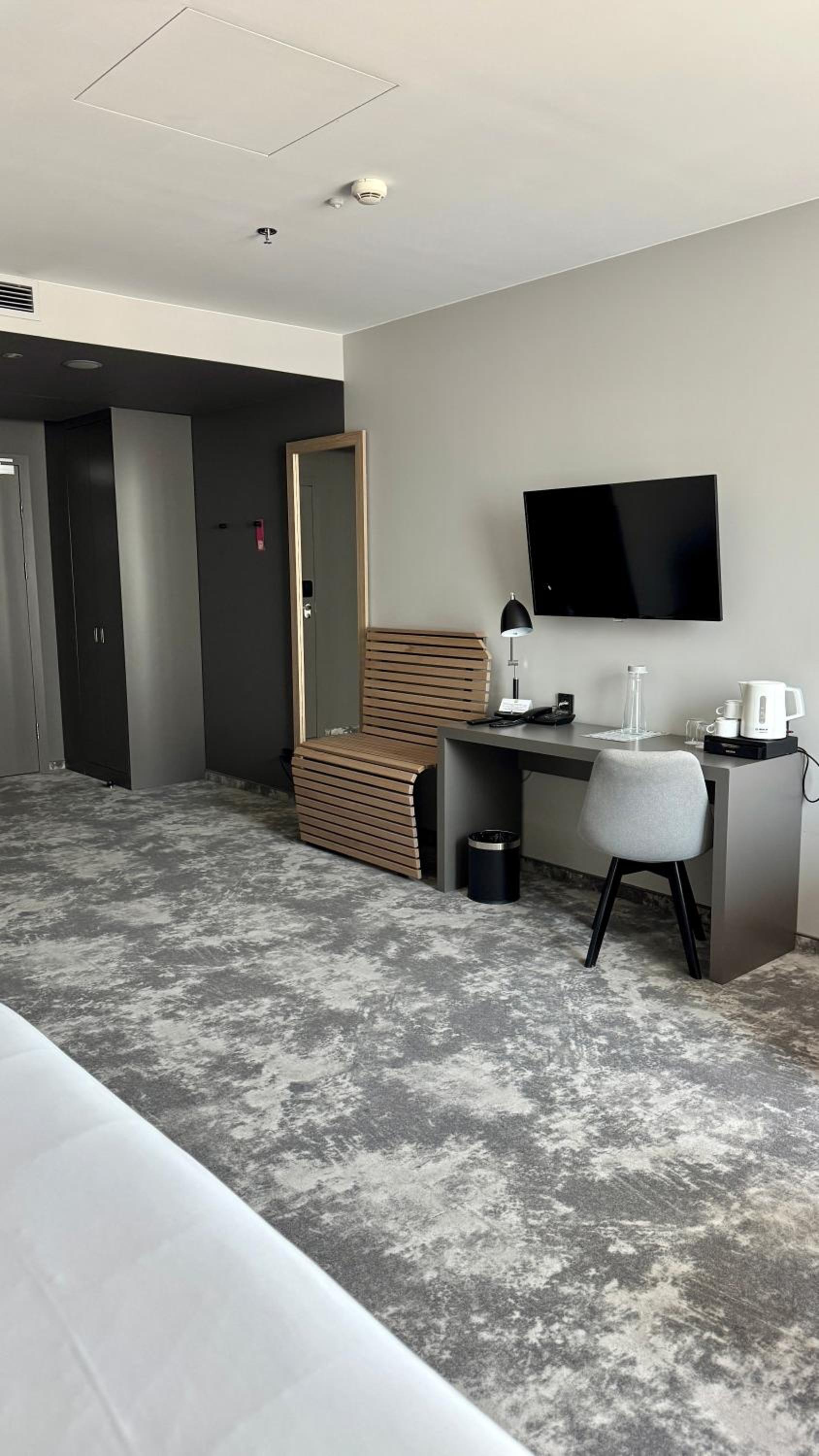 Comfortable reduced mobility Room with a Double Bed and an extra Sofa photo 2