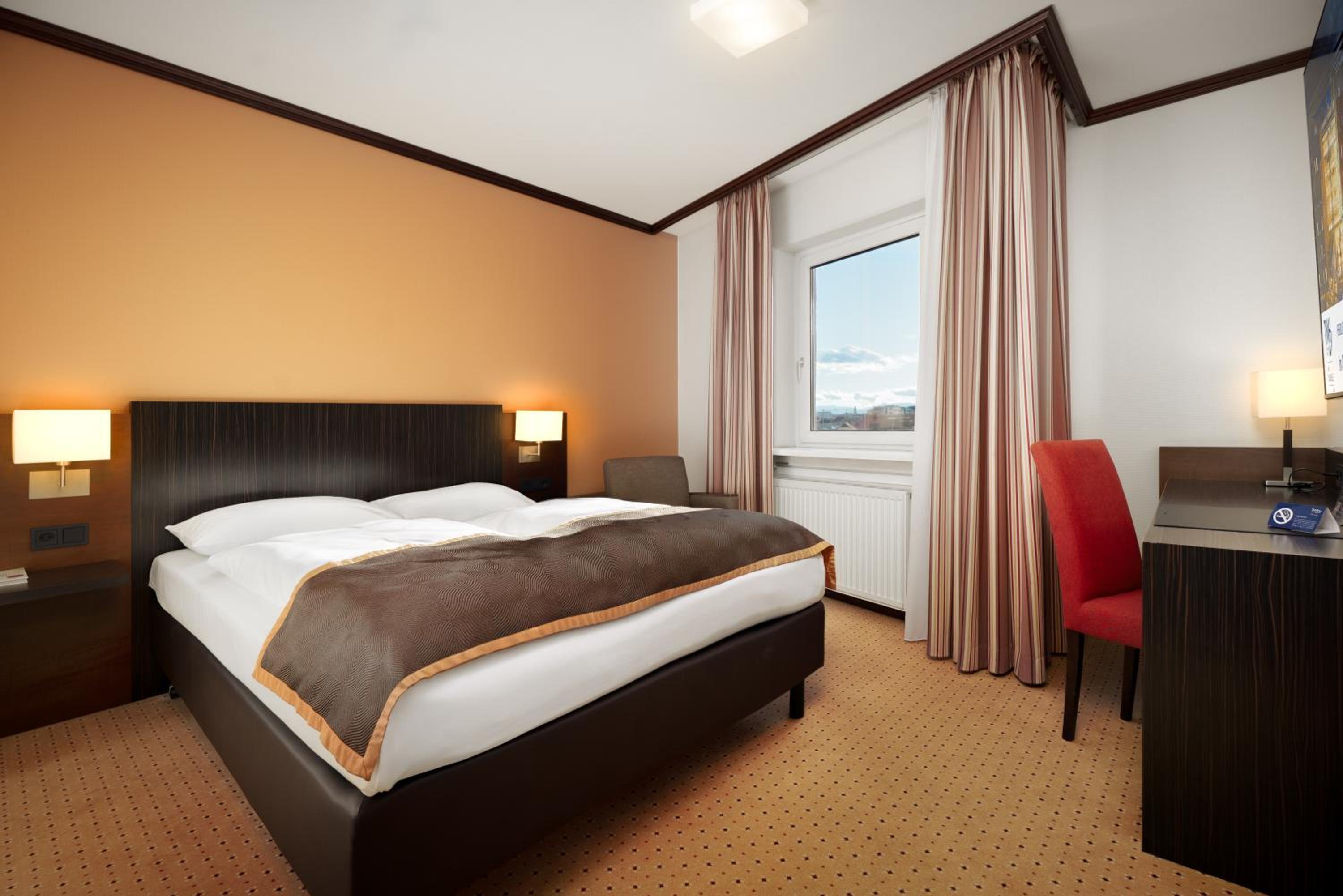 Comfort room with queen-size bed photo 2