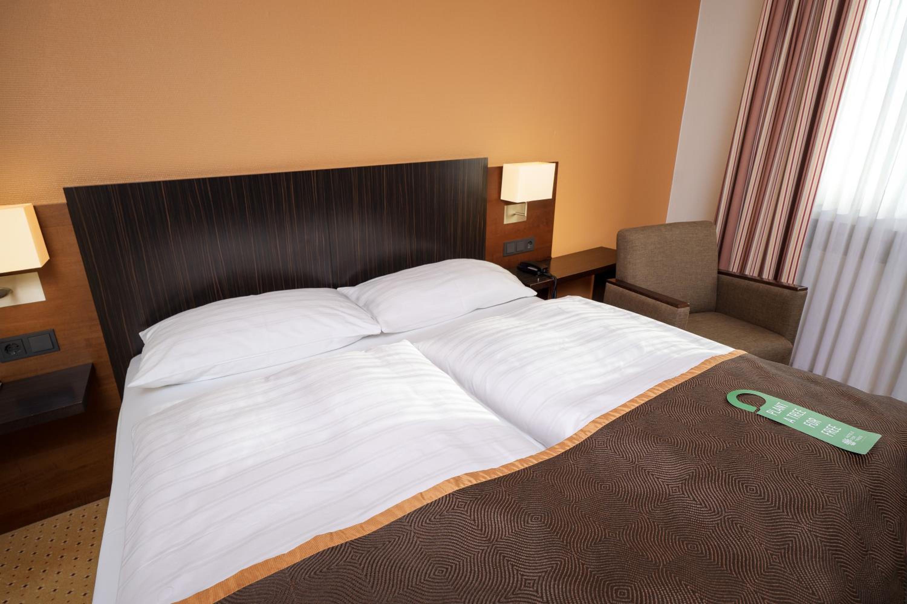 Comfort room with queen-size bed photo 3