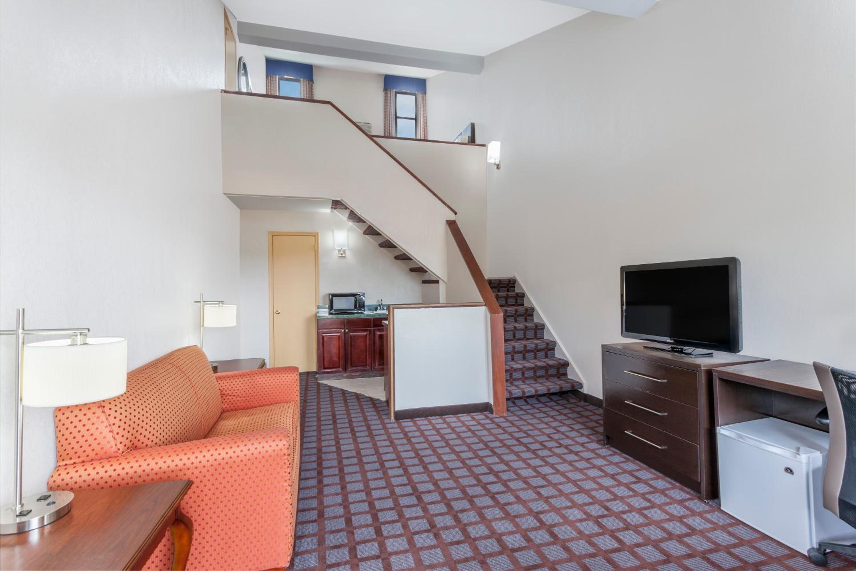 King Suite - Non-Smoking photo 1