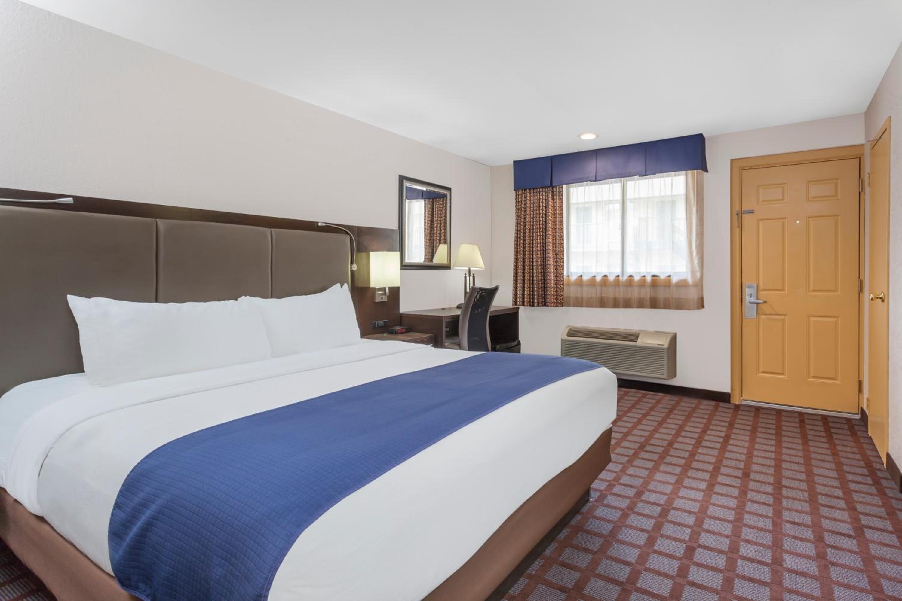 King Room - Non-Smoking - Photo 2