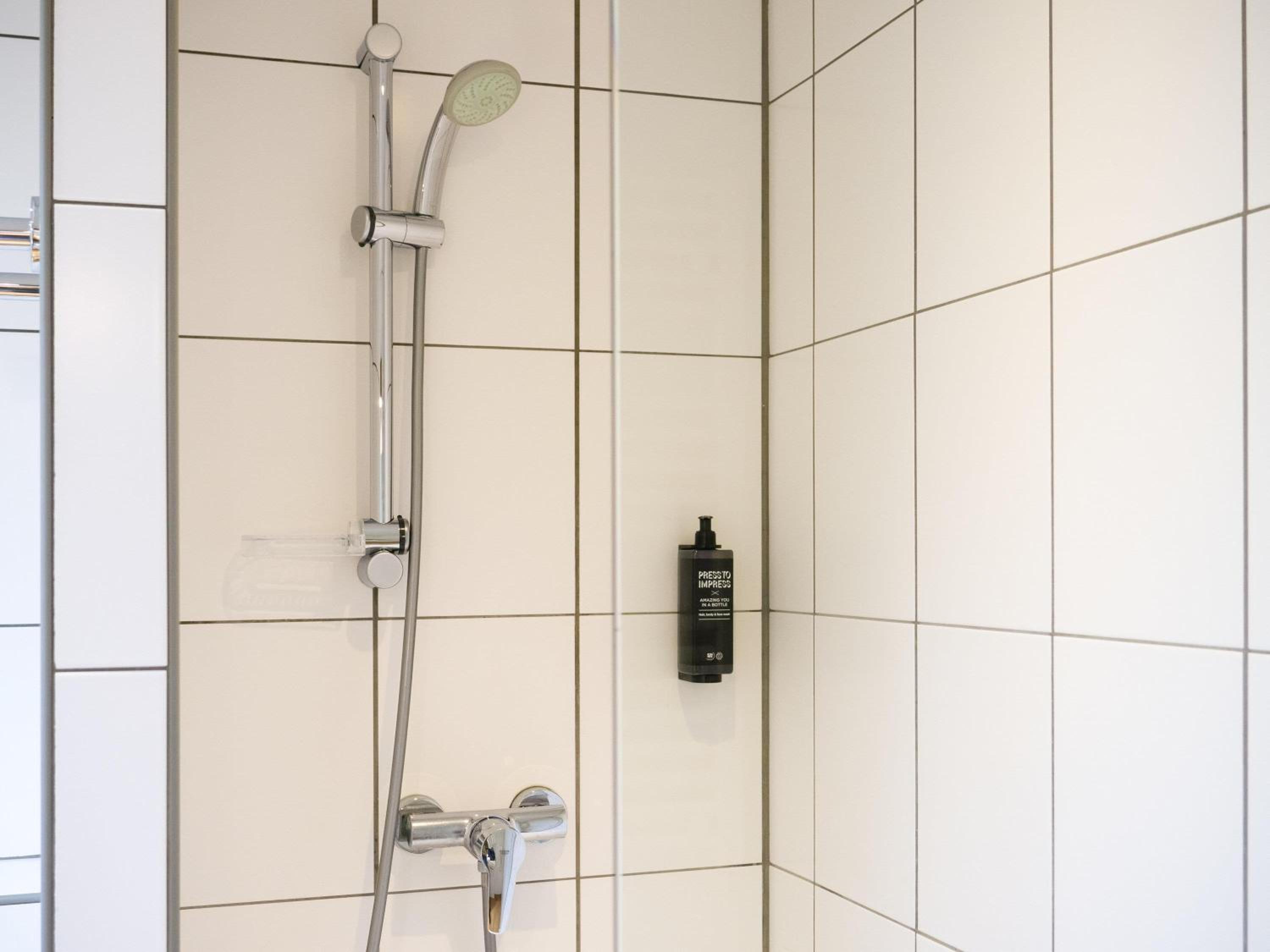 Standard Room with One Double Bed and One Single Bed - Photo 5