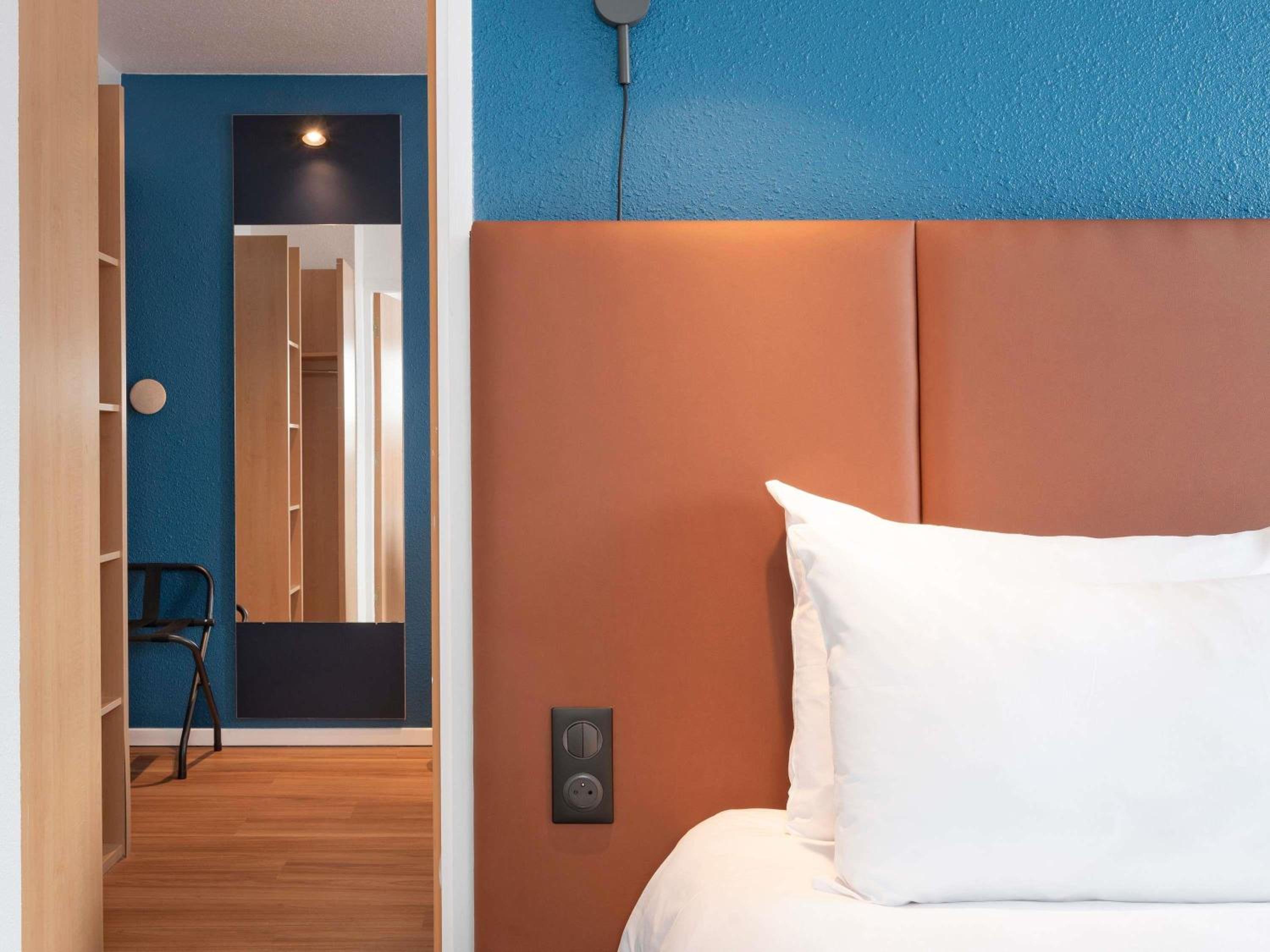 Room with One Double and Two Twin Beds - Photo 3