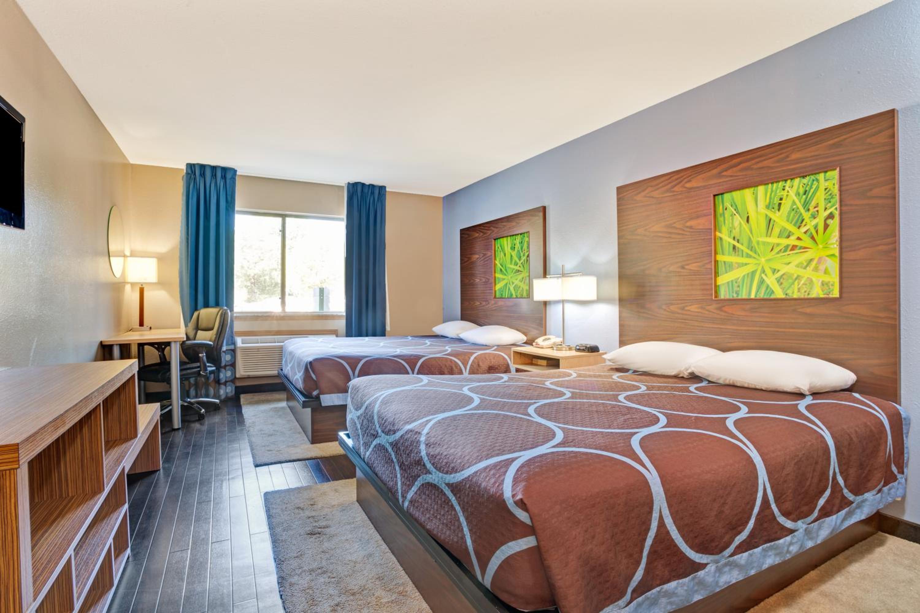 Deluxe Business Queen Room with Two Queen Beds - Non-Smoking - Photo 3