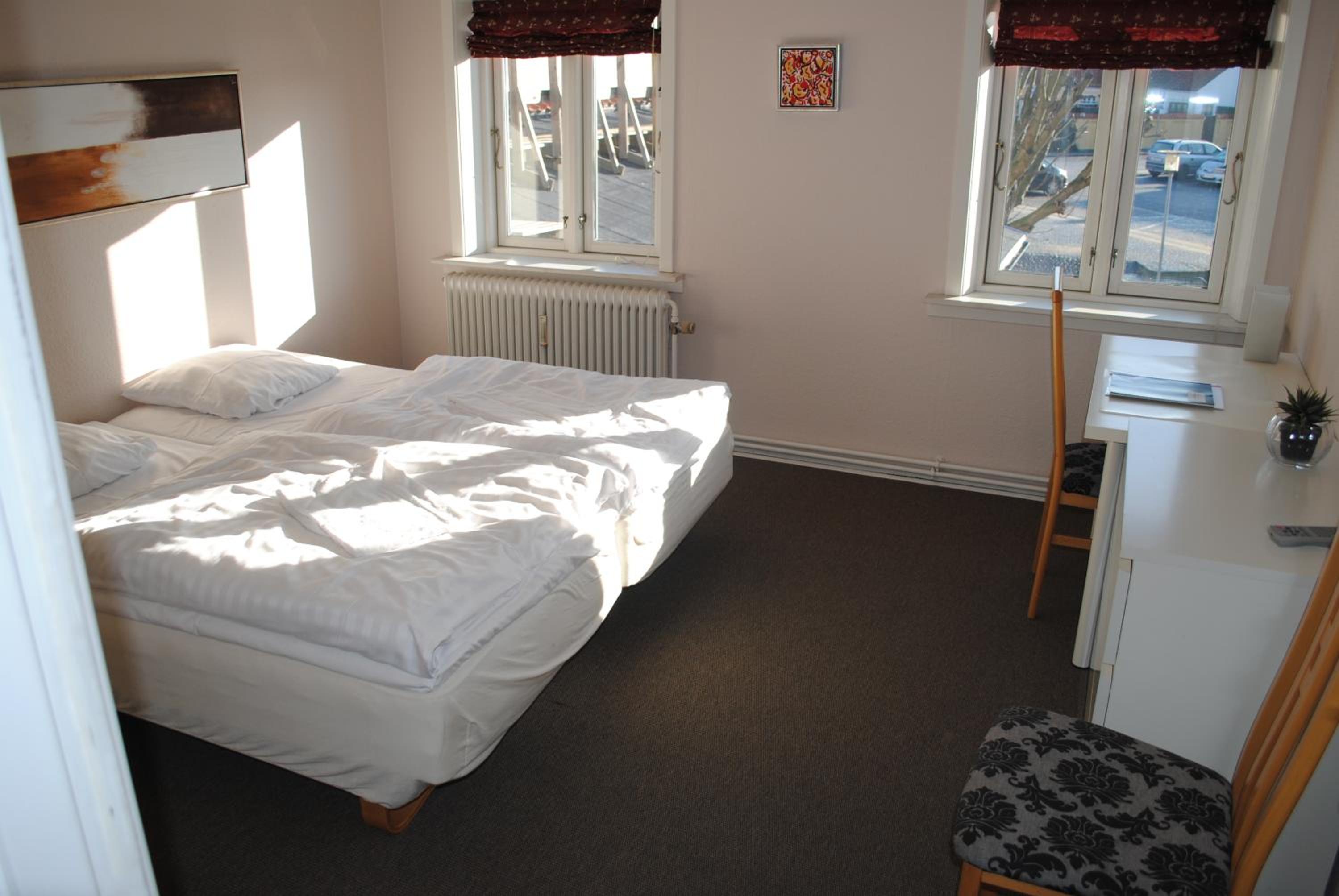 Family Room with Shared Bathroom (2 Adults + 2 Children)
