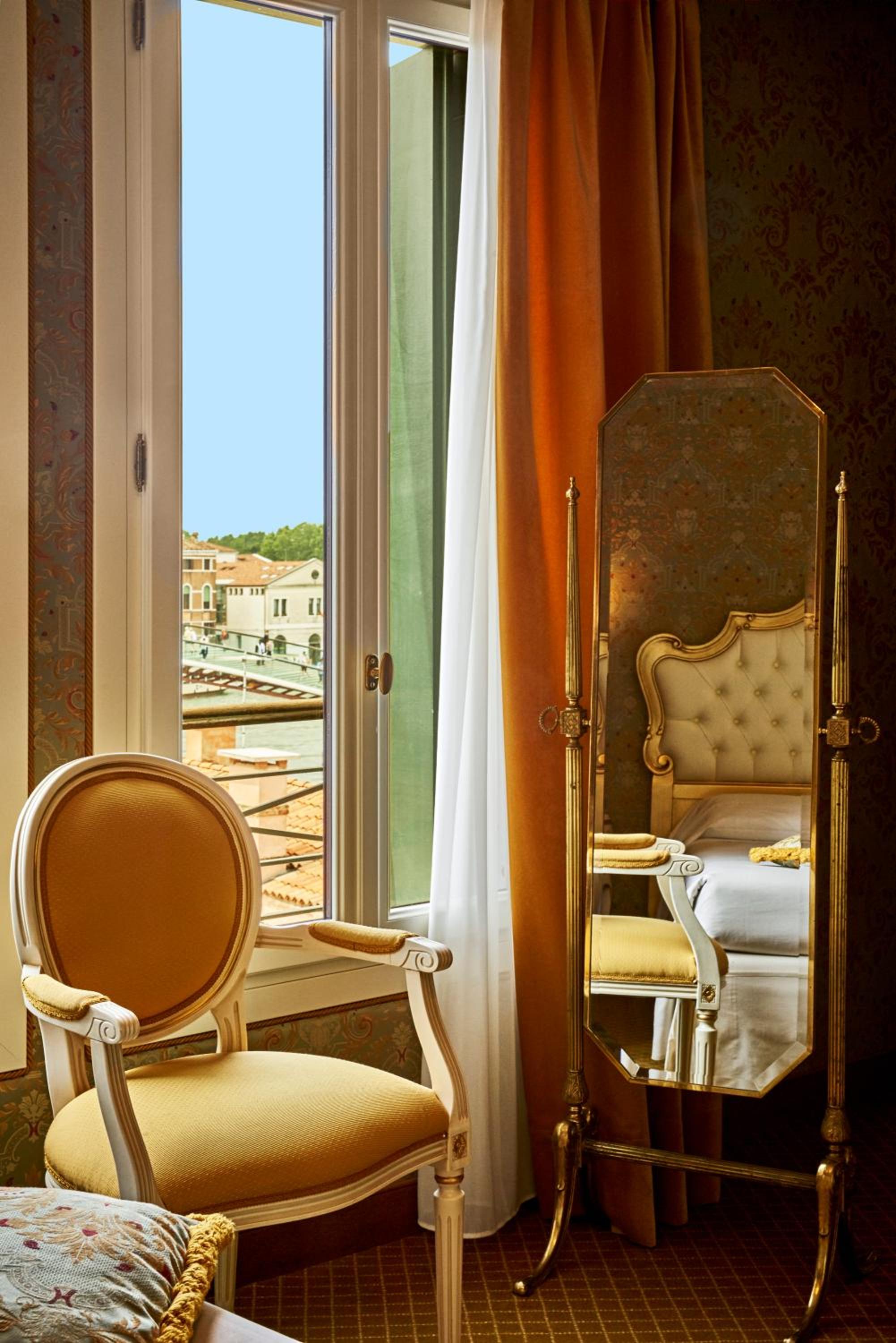 Deluxe room with Canal View photo 1