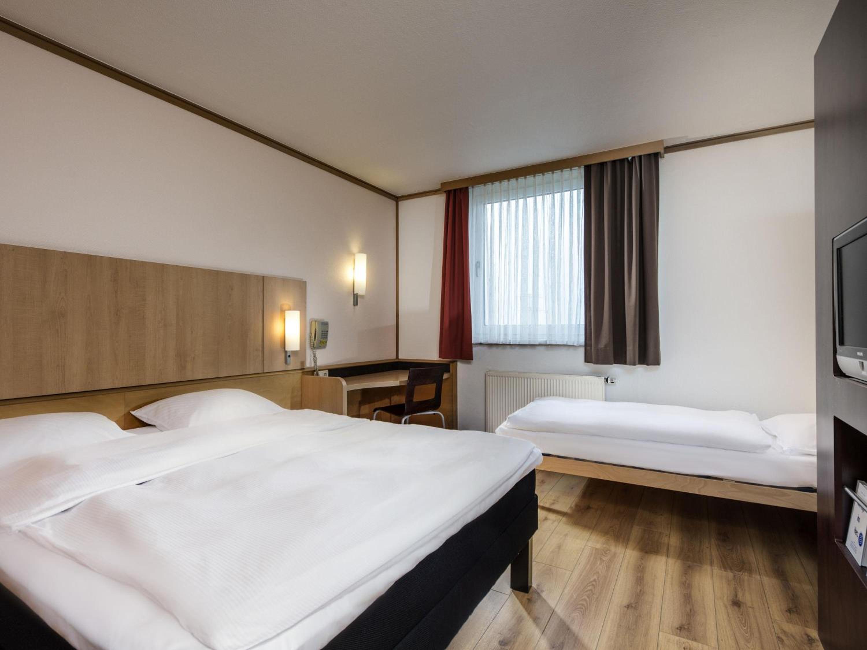 Standard Room with One Double Bed and One Single Bed - Photo 1