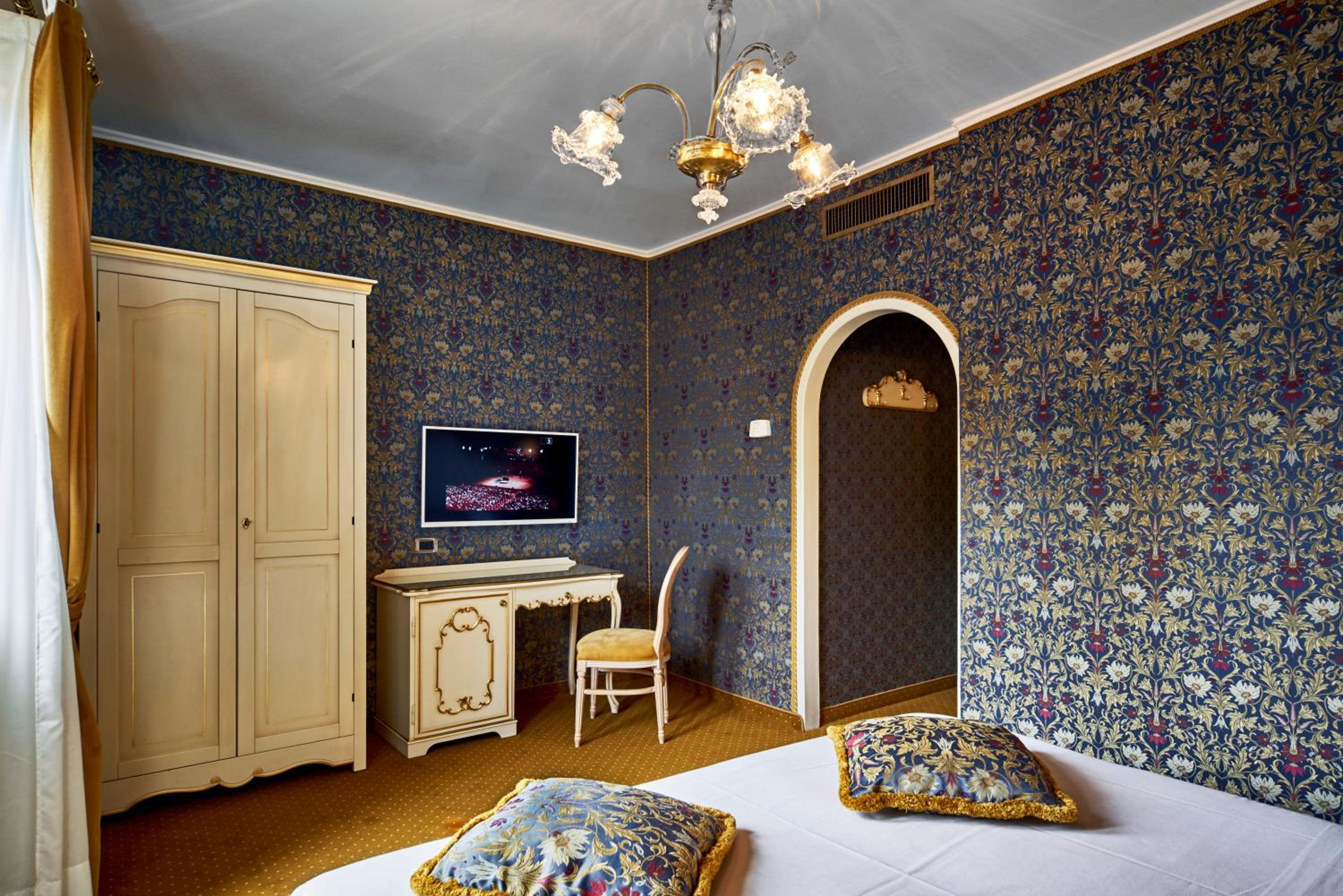 Deluxe room with Canal View photo 2