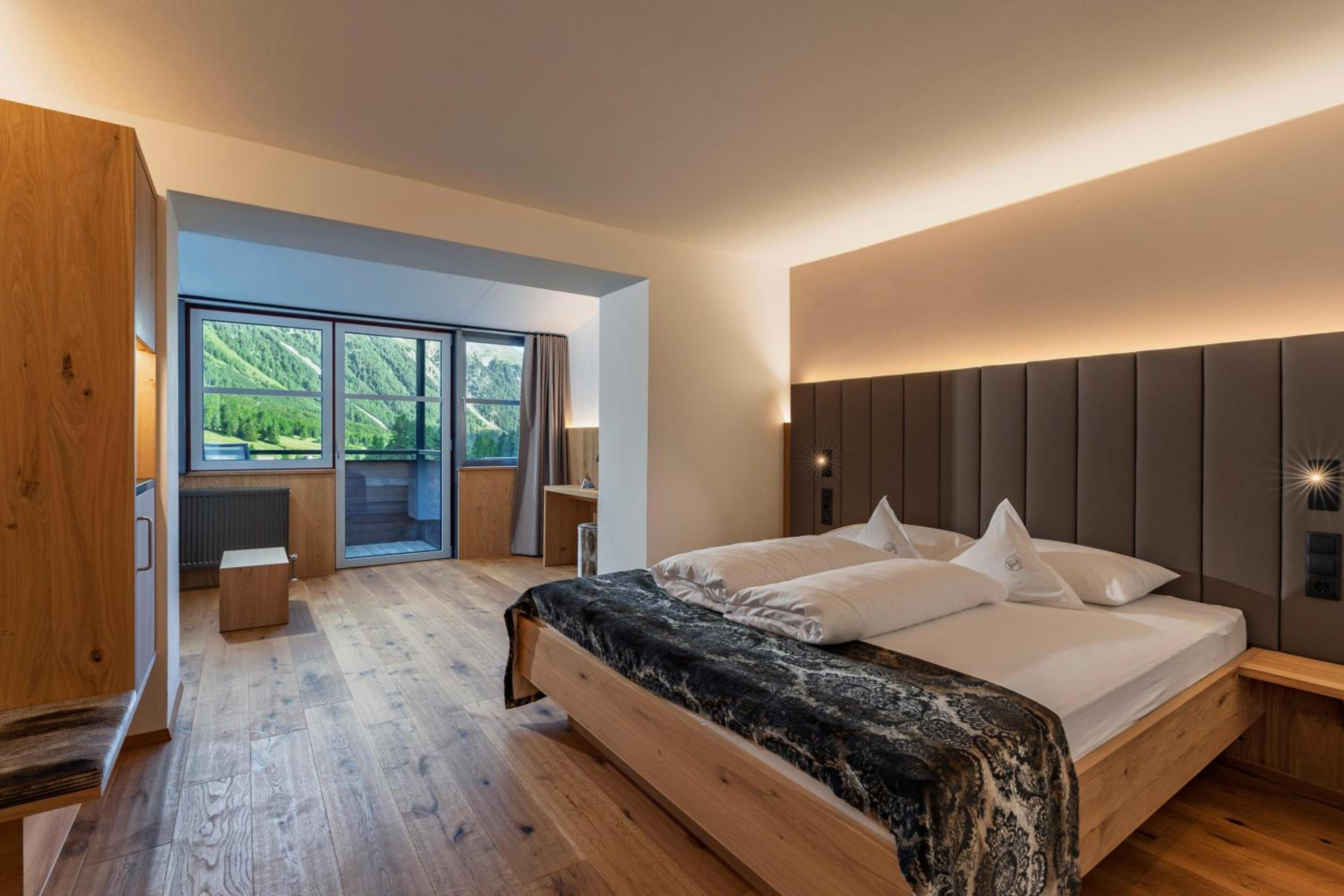 Deluxe Double Room with Balcony photo 3
