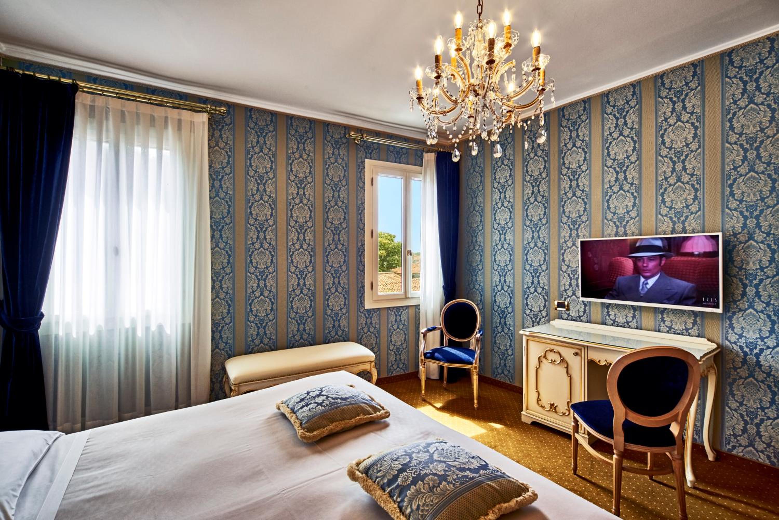 Deluxe room with Canal View photo 3