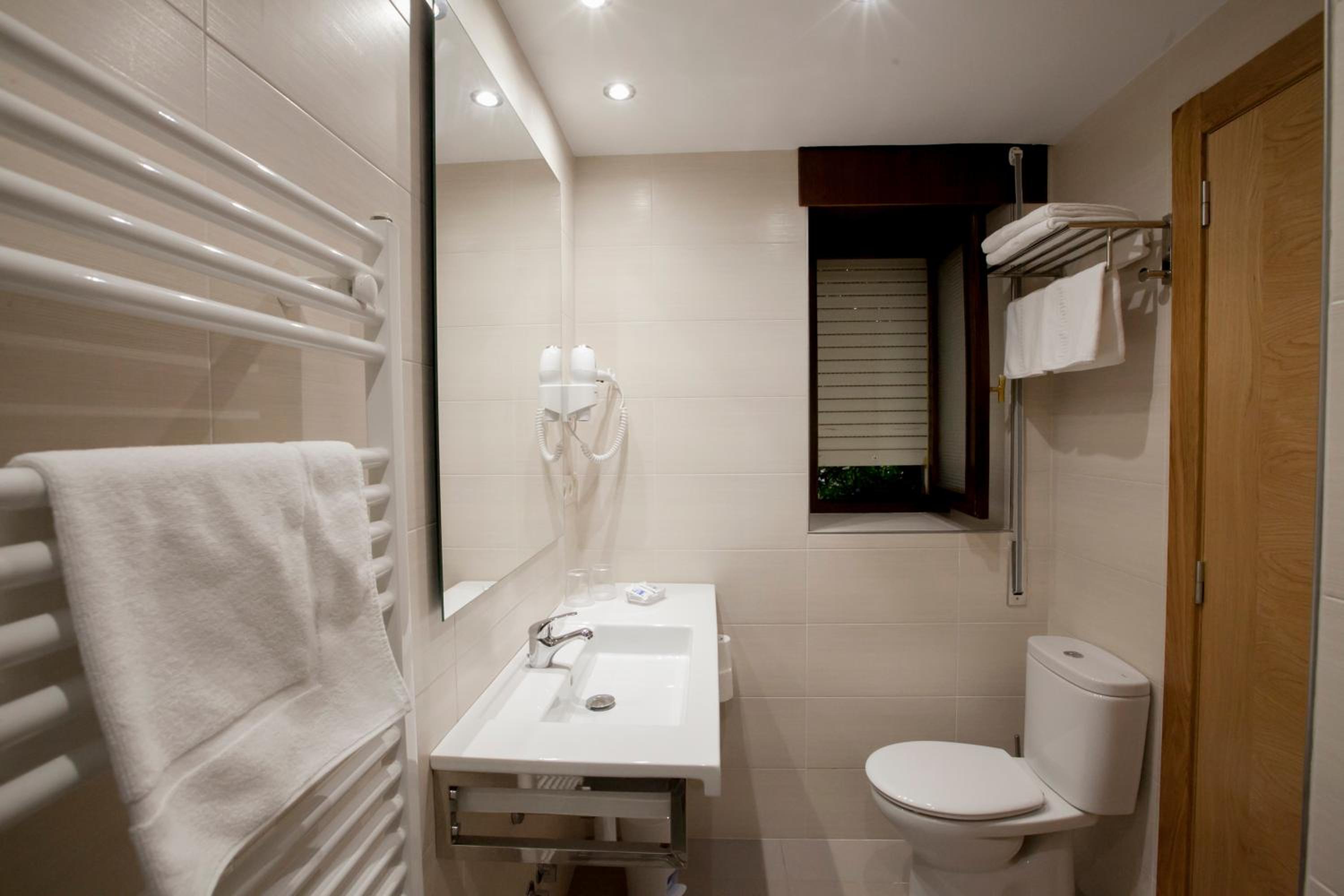 Single Room with Private Bathroom photo 3
