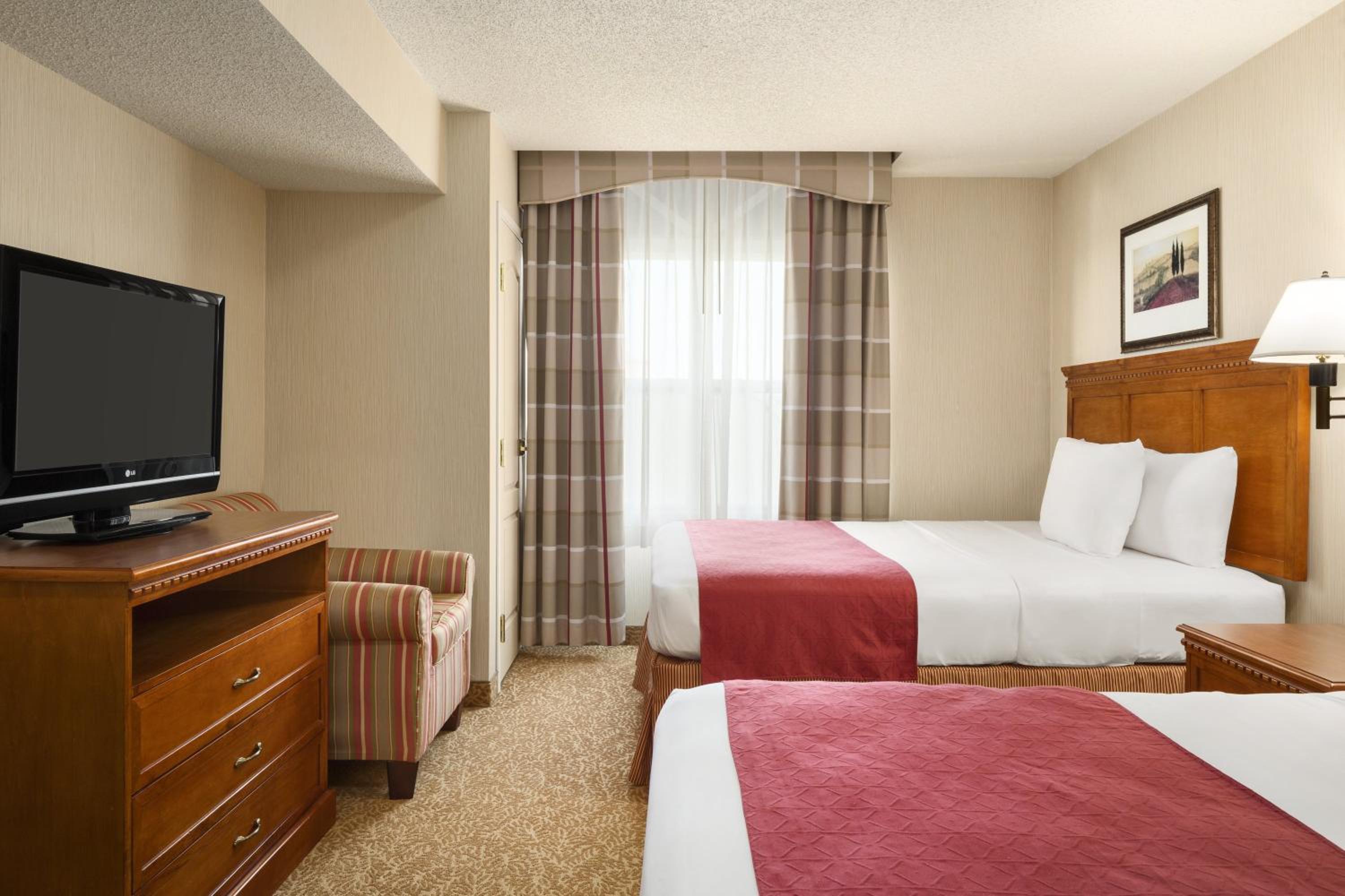Queen Room with Two Queen Beds - Photo 3