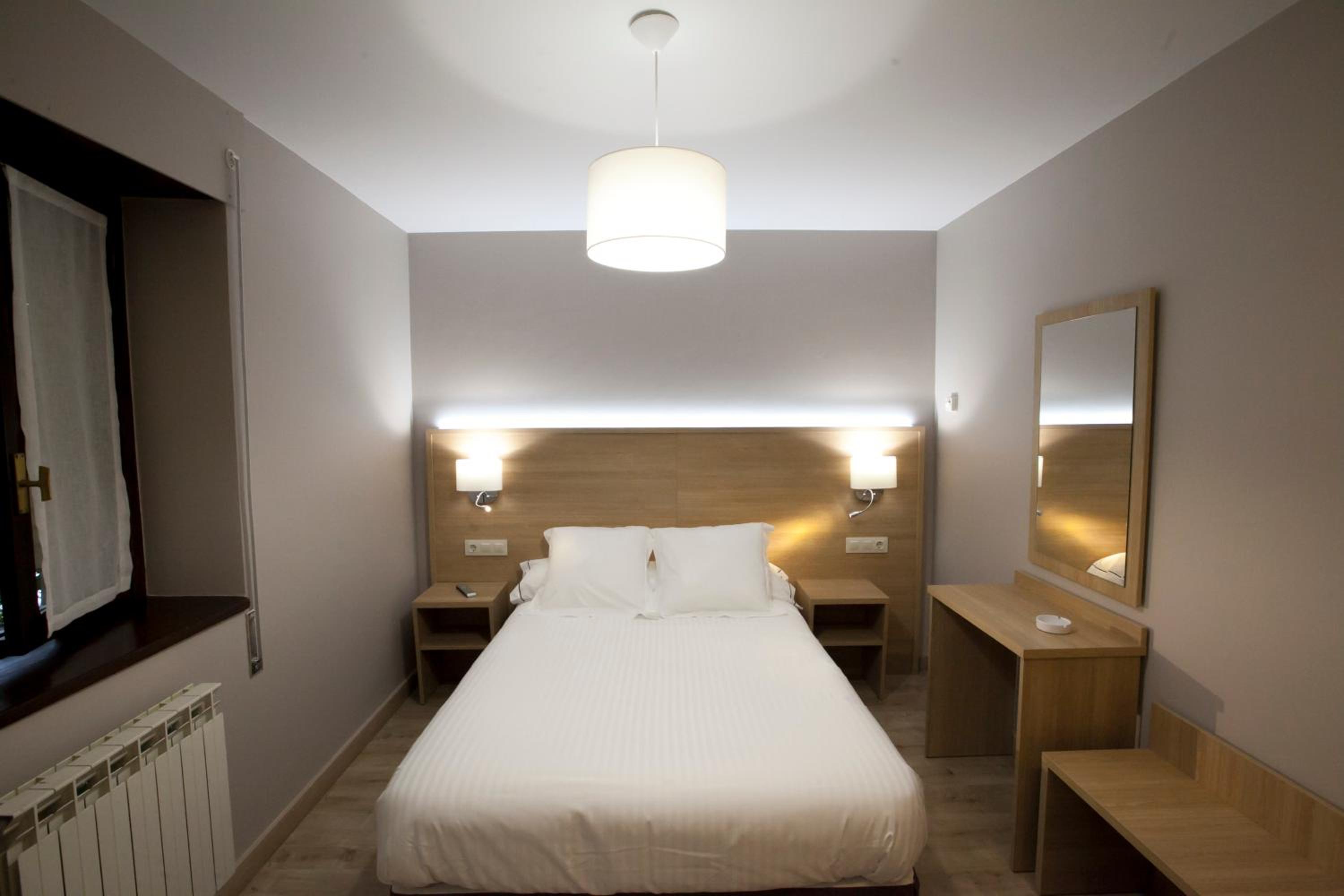 Single Room with Private Bathroom photo 2