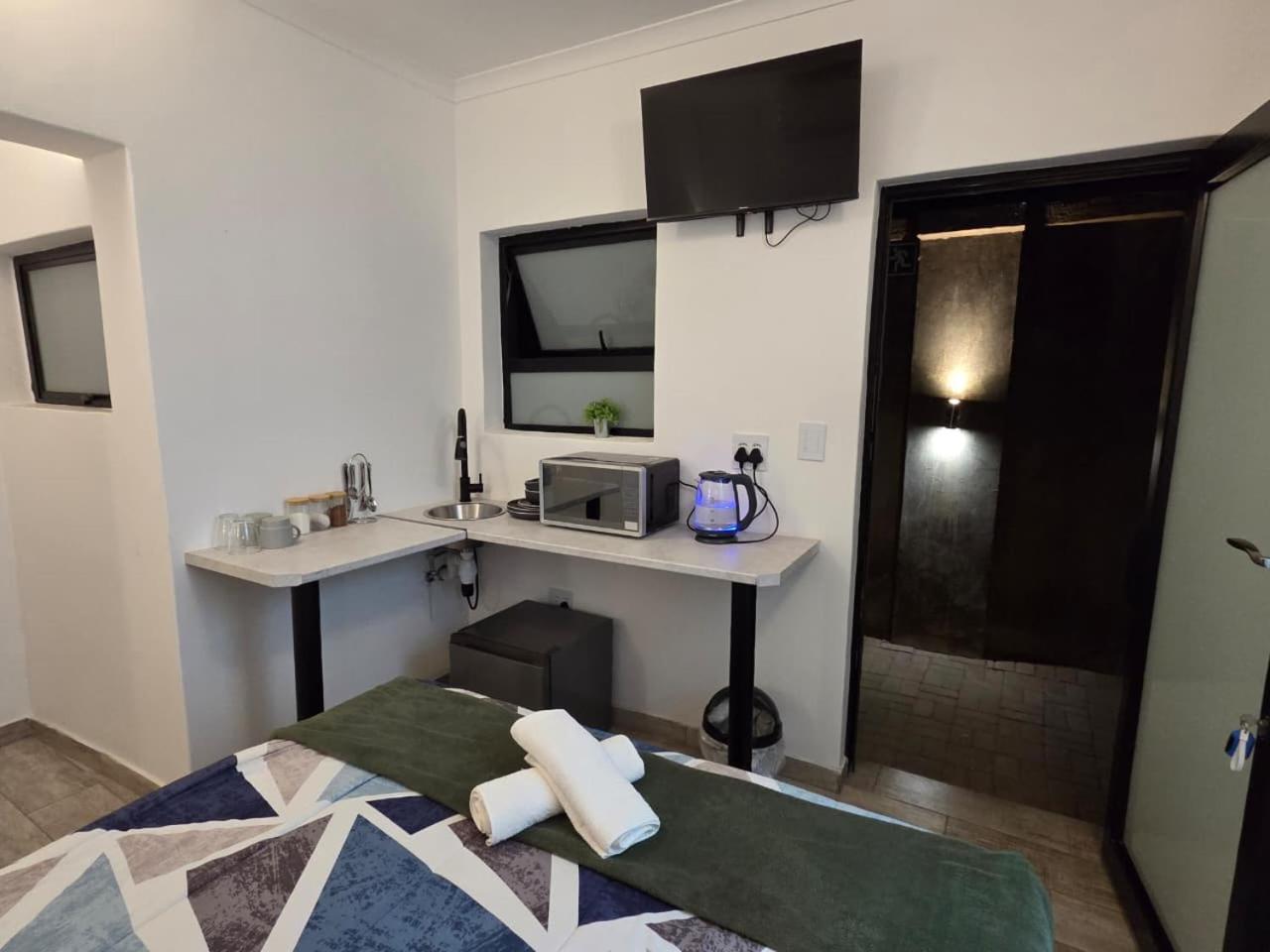 Deluxe Double Room with Shower photo 3