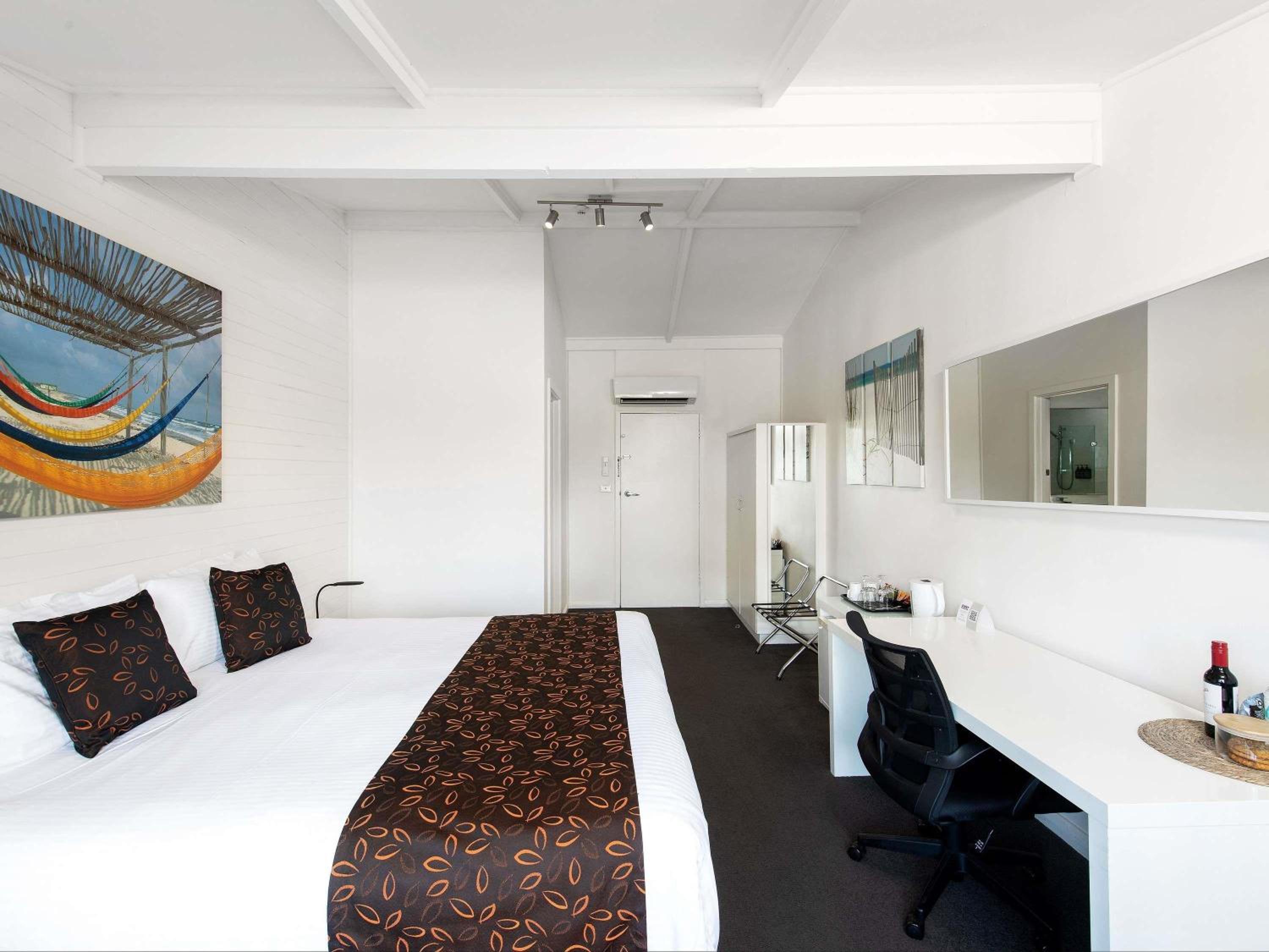 Superior Queen Room with Pool View - Photo 4