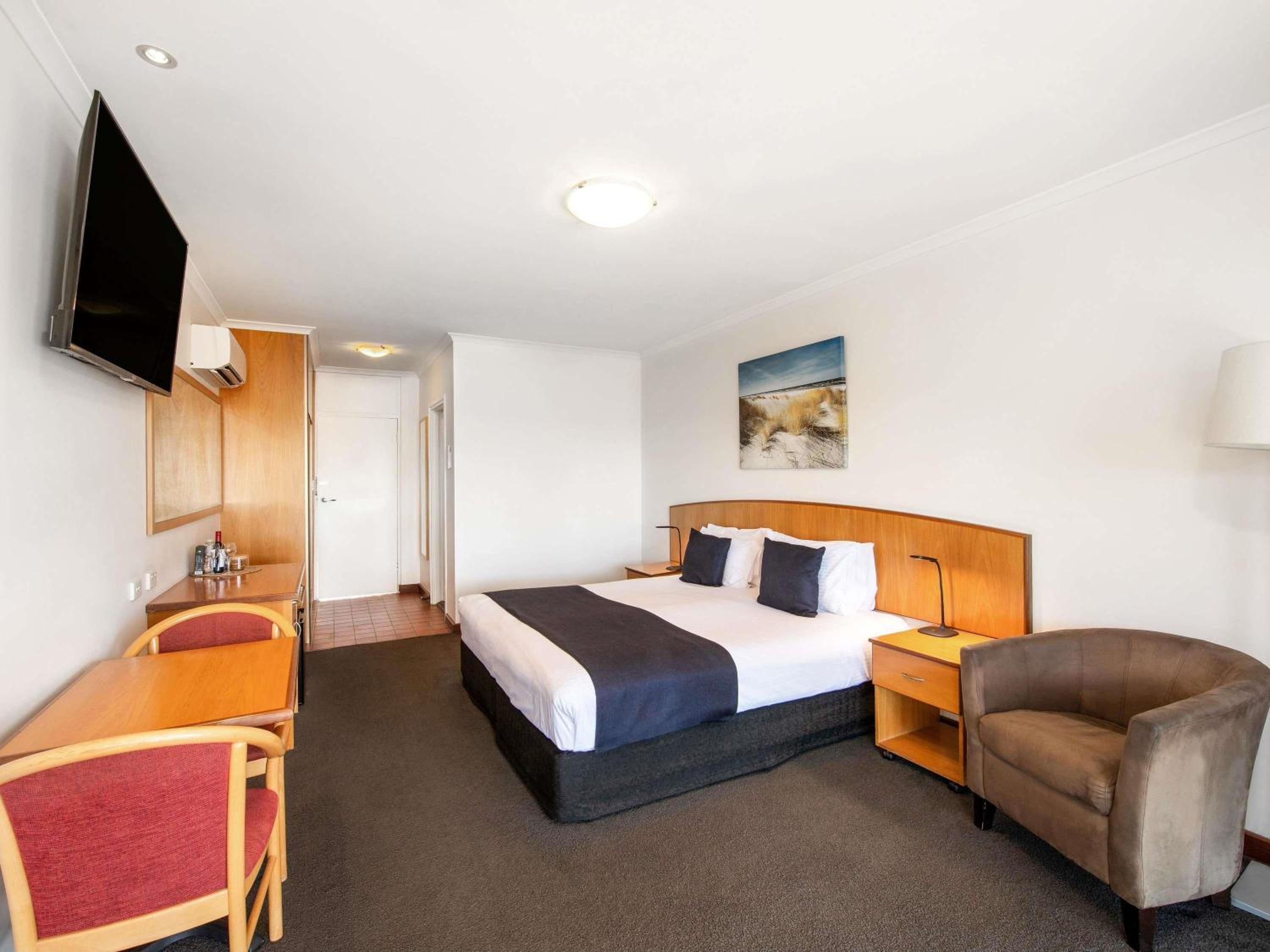 Superior King Room with Bay View - Photo 2