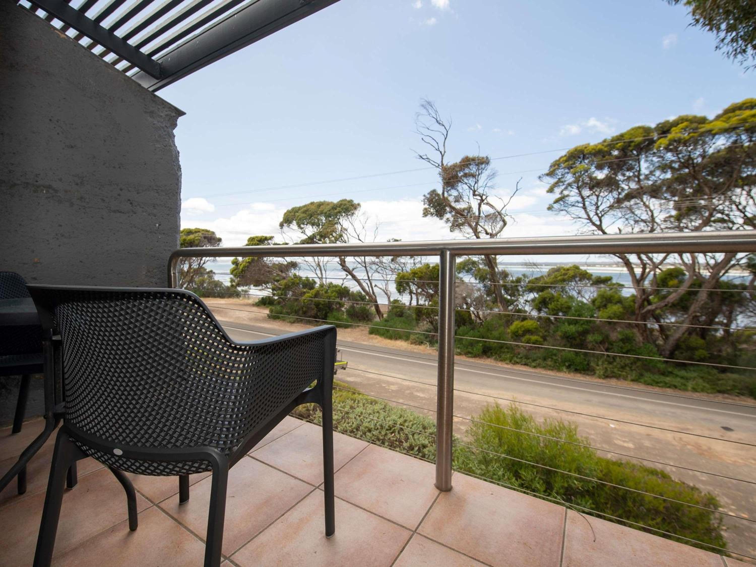 Superior King Room with Bay View - Photo 3