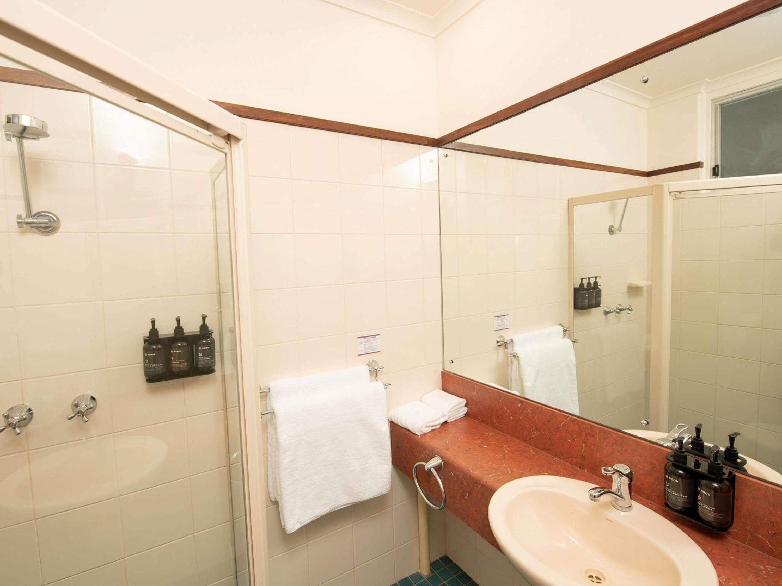 Superior King Room with Bay View - Photo 11