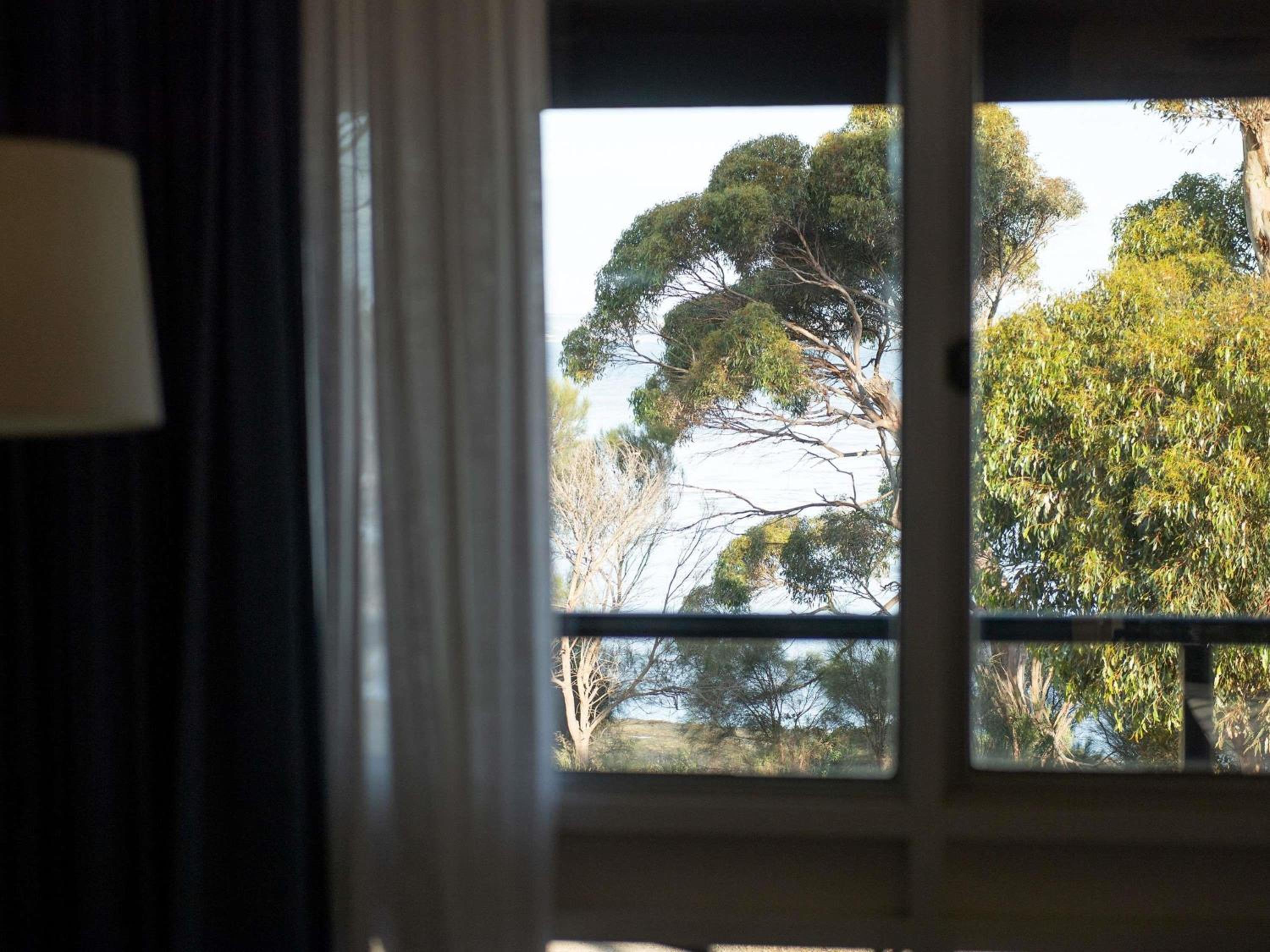 Superior King Room with Bay View - Photo 4
