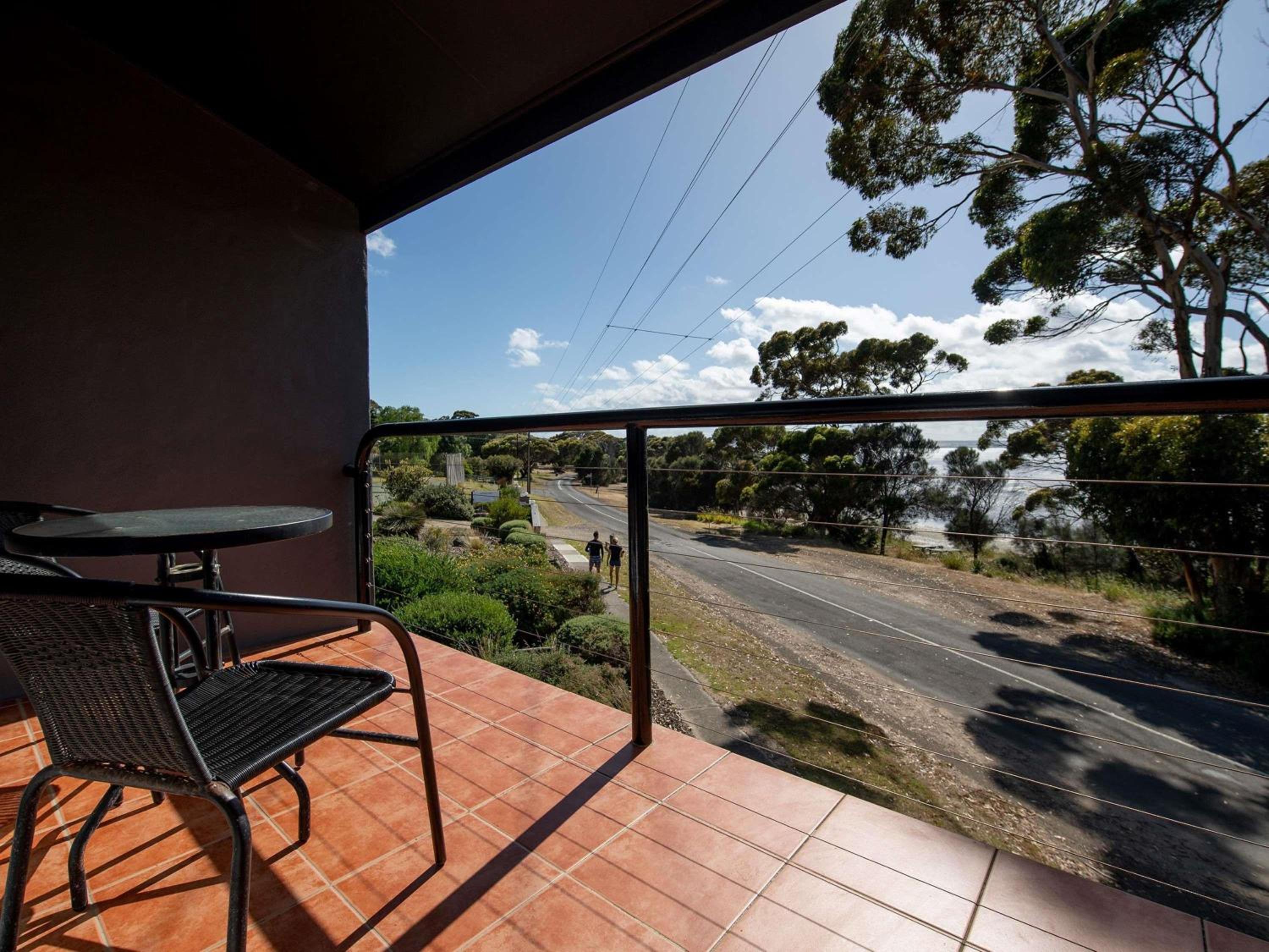 Superior King Room with Bay View - Photo 6