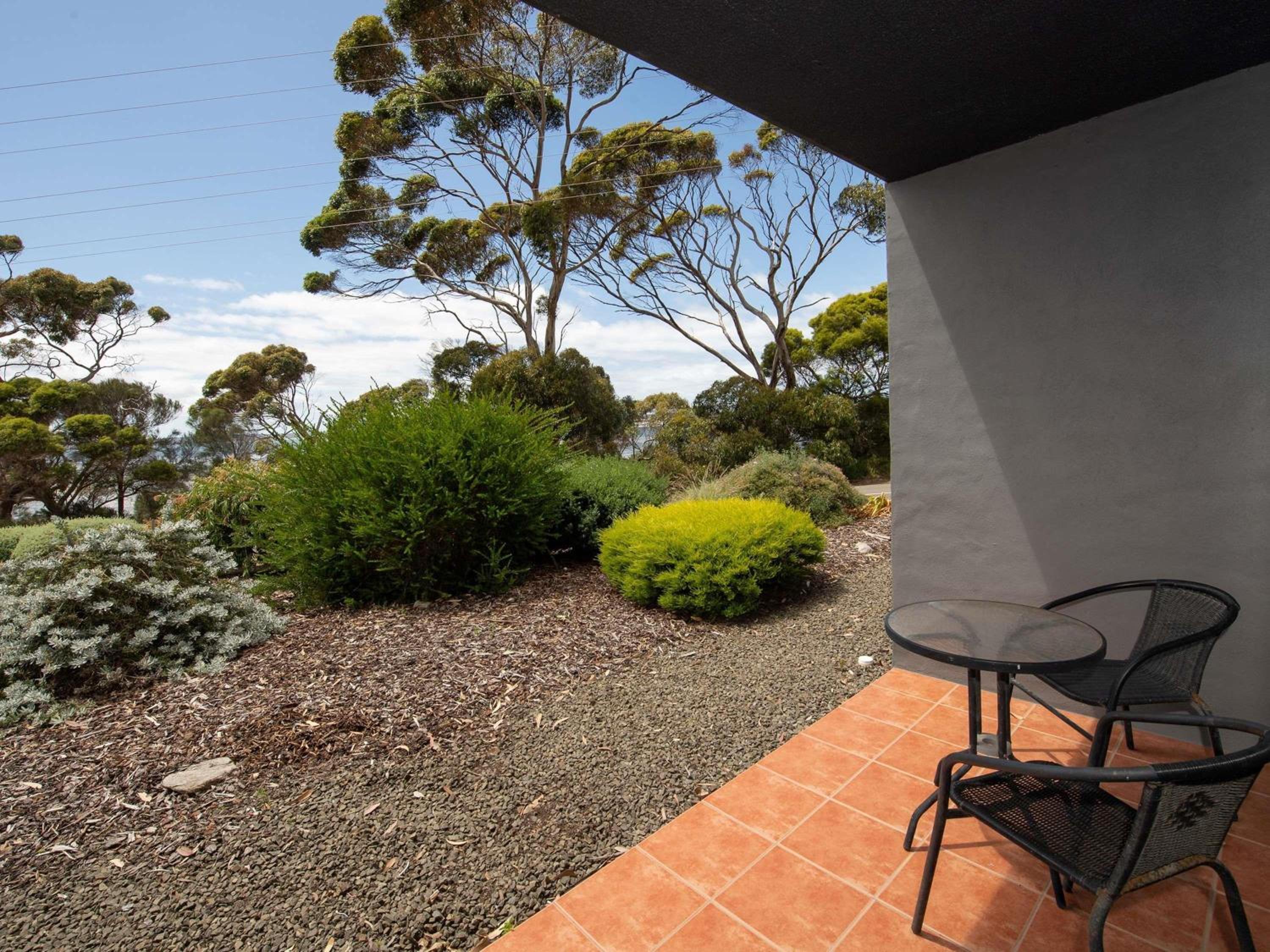 Superior King Room with Bay View - Photo 8