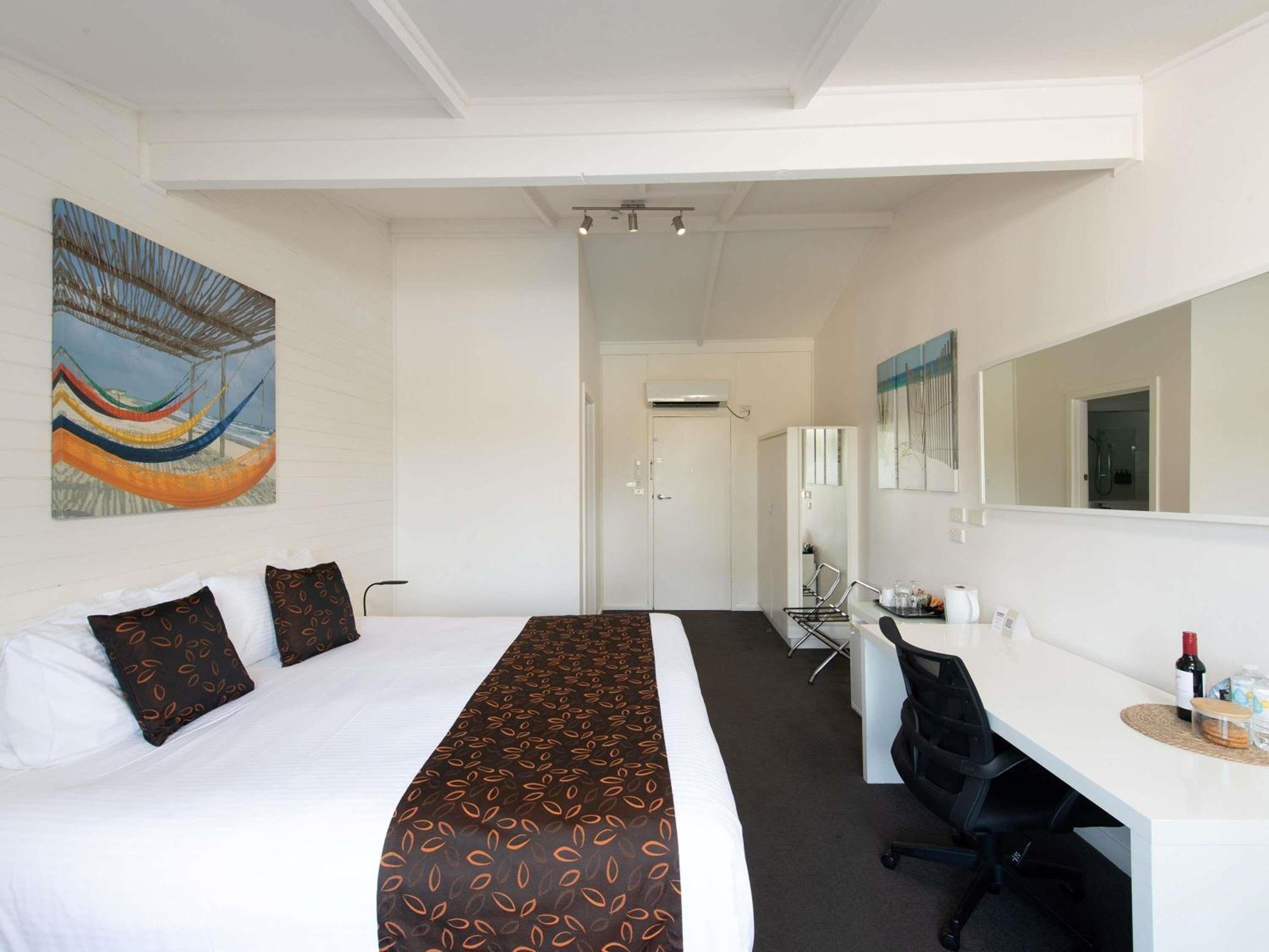 Superior Queen Room with Pool View - Photo 3