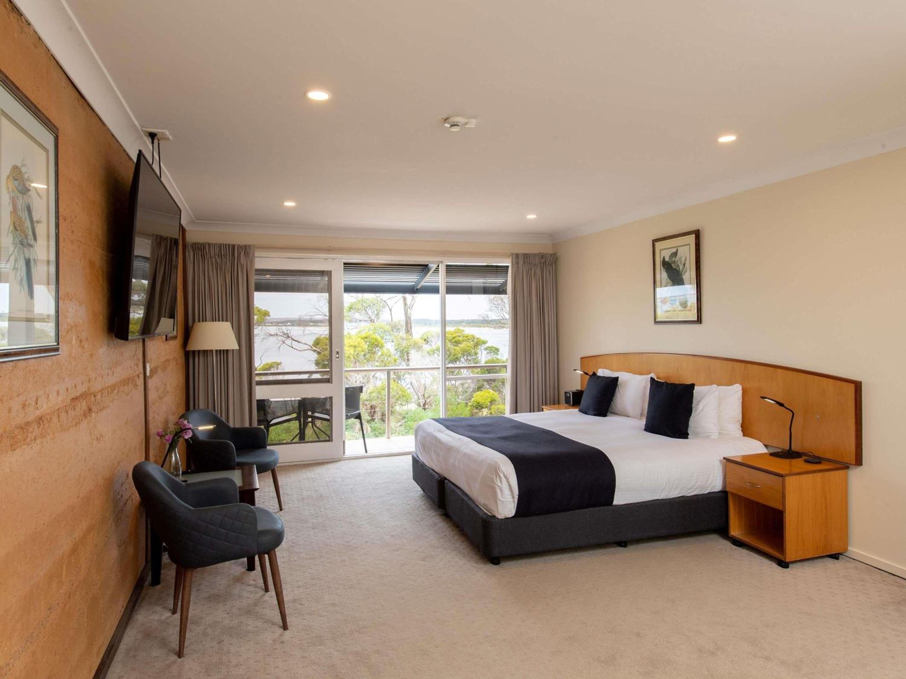 Studio Suite with Water View and One King Bed - Photo 2