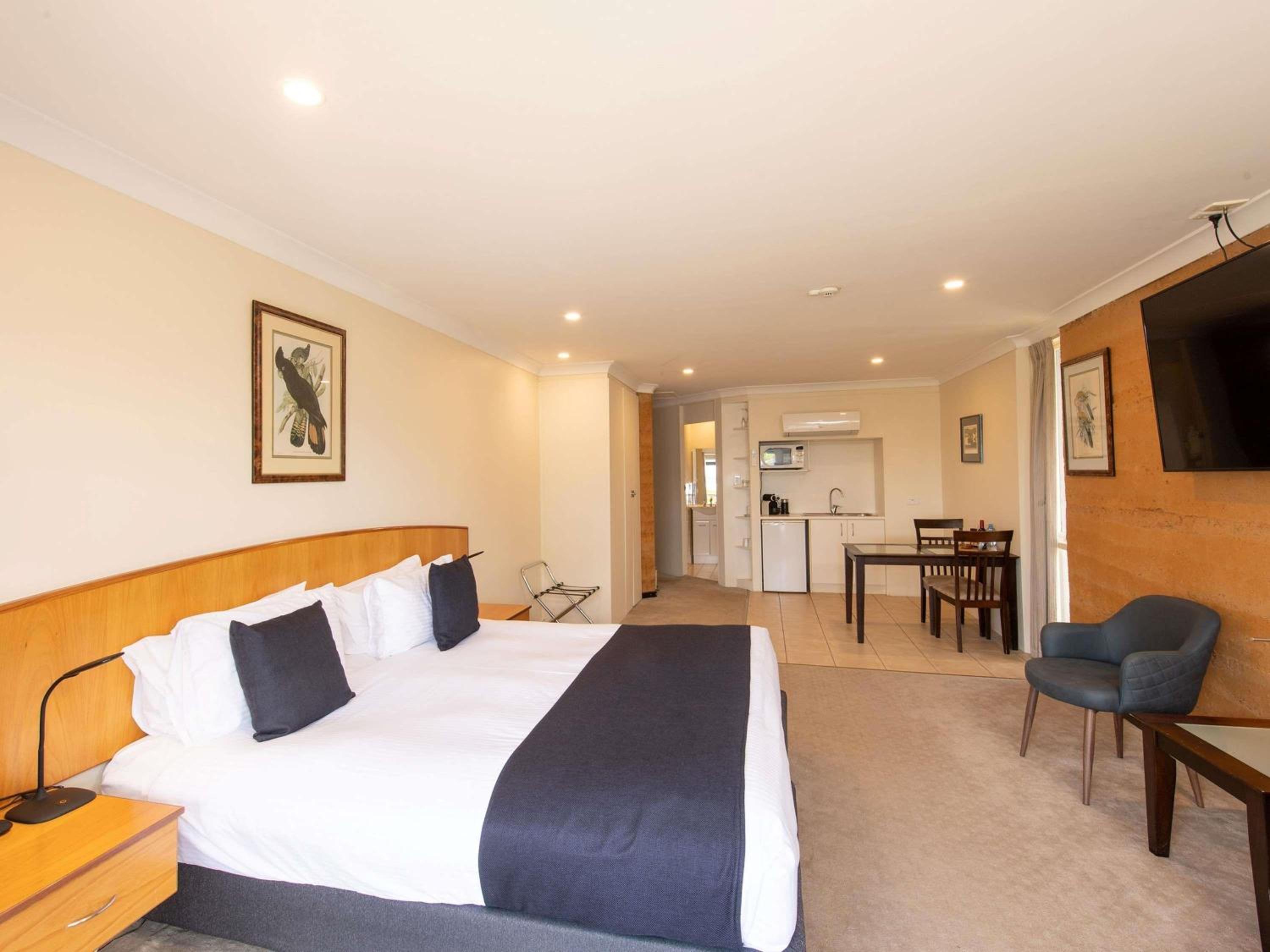 Studio Suite with Water View and One King Bed - Photo 3